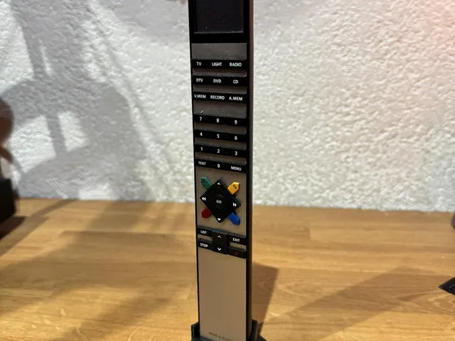 Beo 4 Remote Round Stand