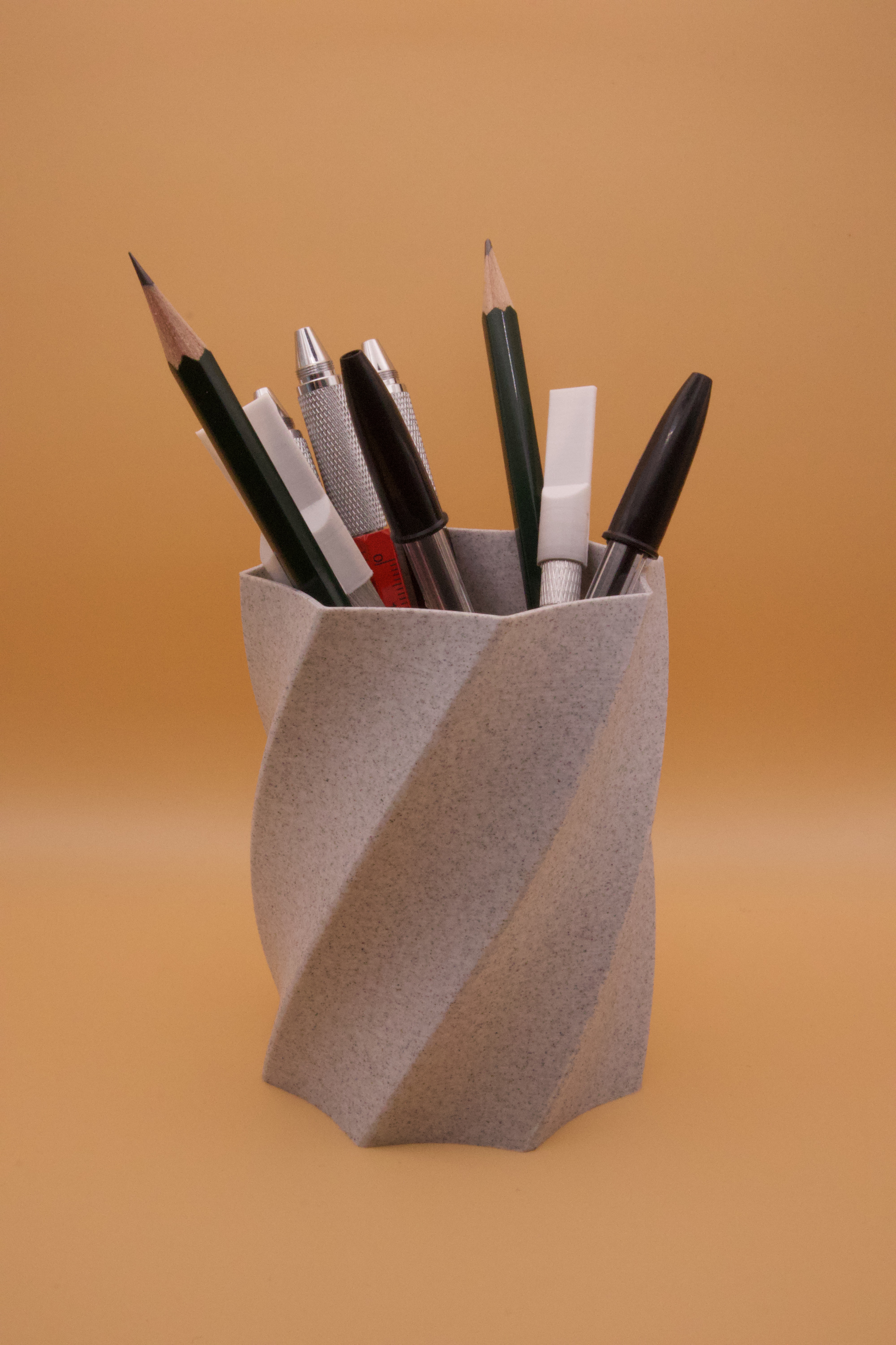 twisted pencil pot