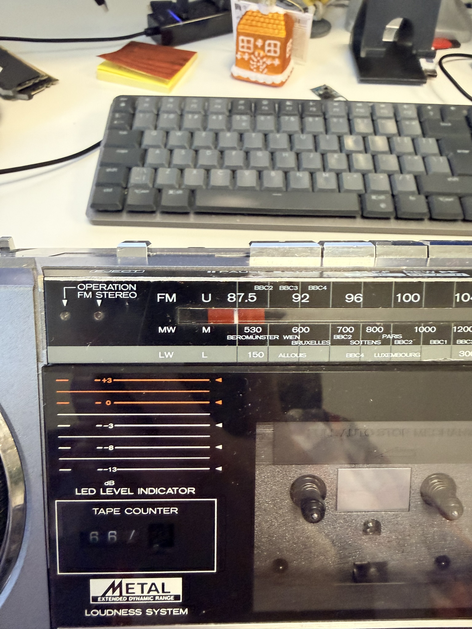 Hitachi TKR-6701W boombox frequency indicator