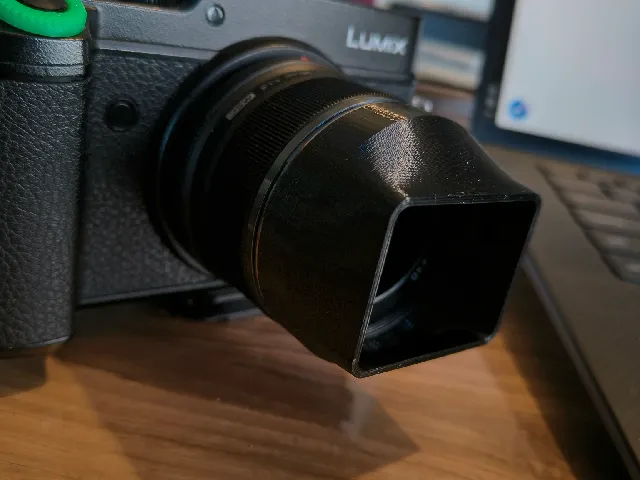 Squared lenshood for Olympus M.Zuiko 25mm 1:1,8 prime lens