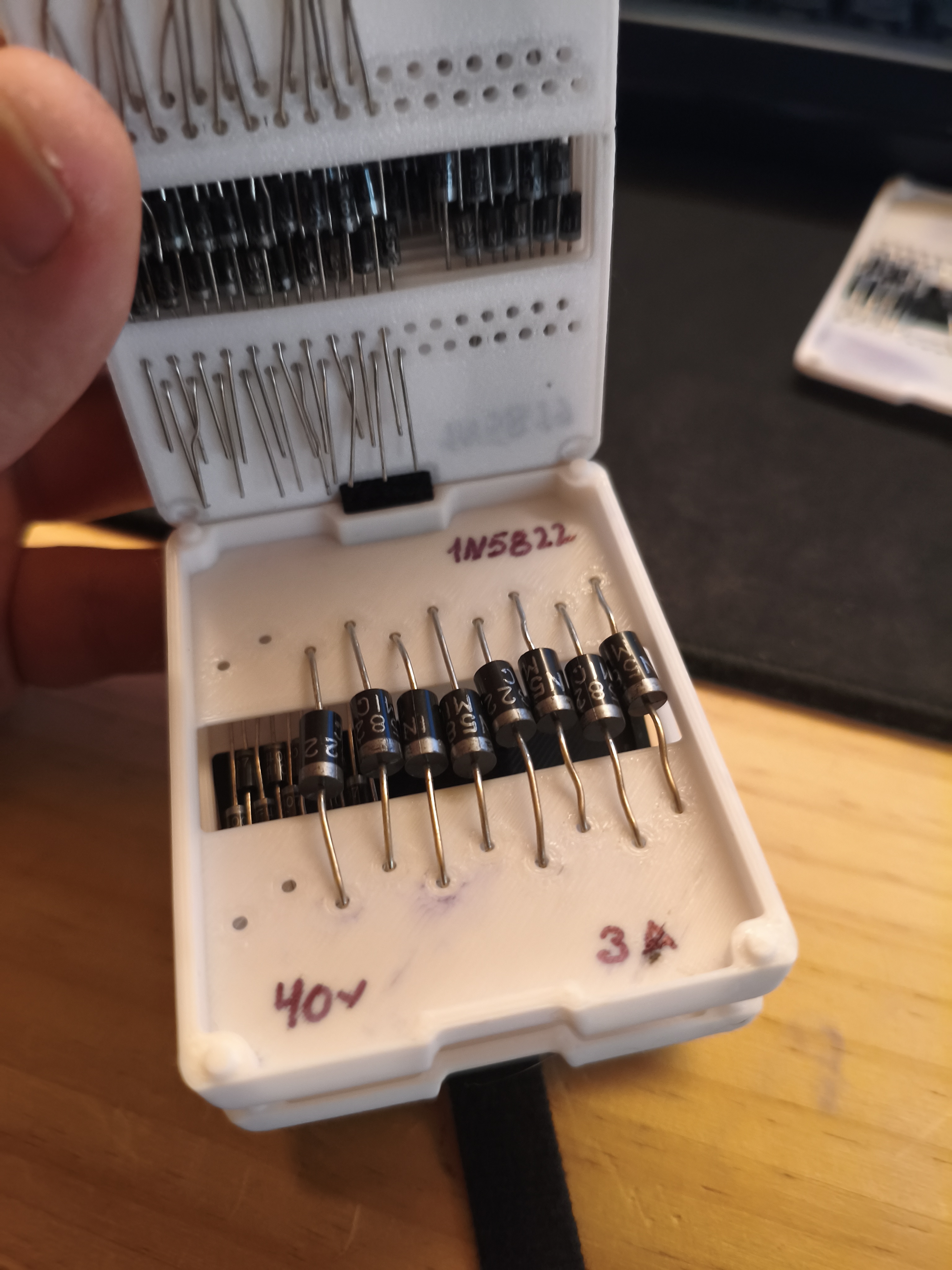 Compact resistor/diodes organizer - more sizes