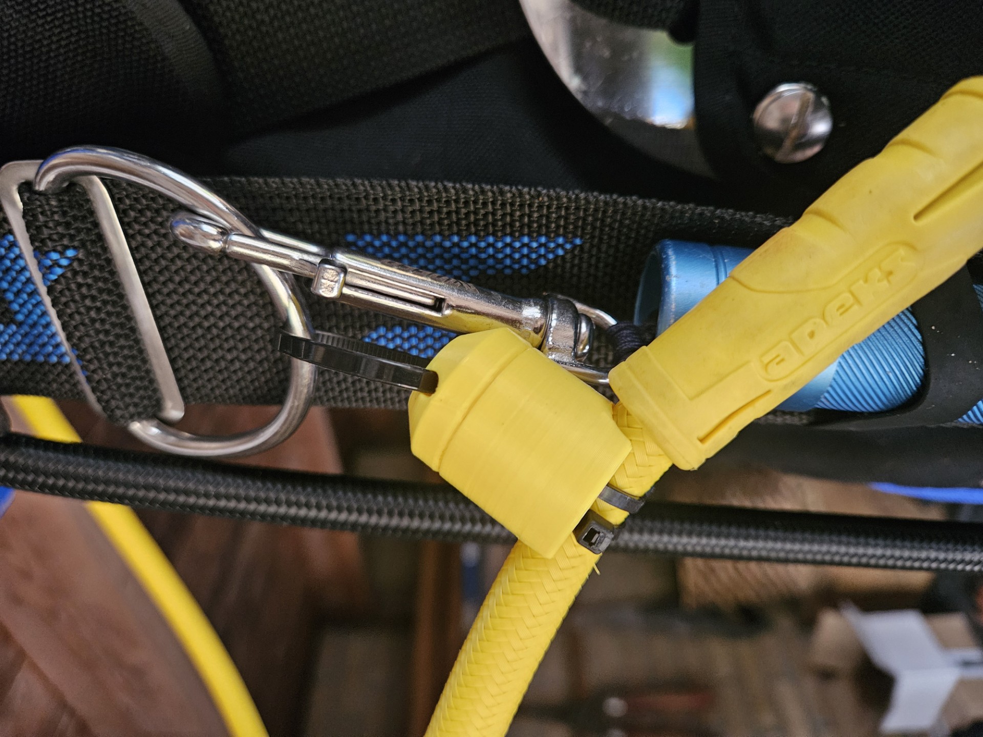 Magnetic scuba octopus holder