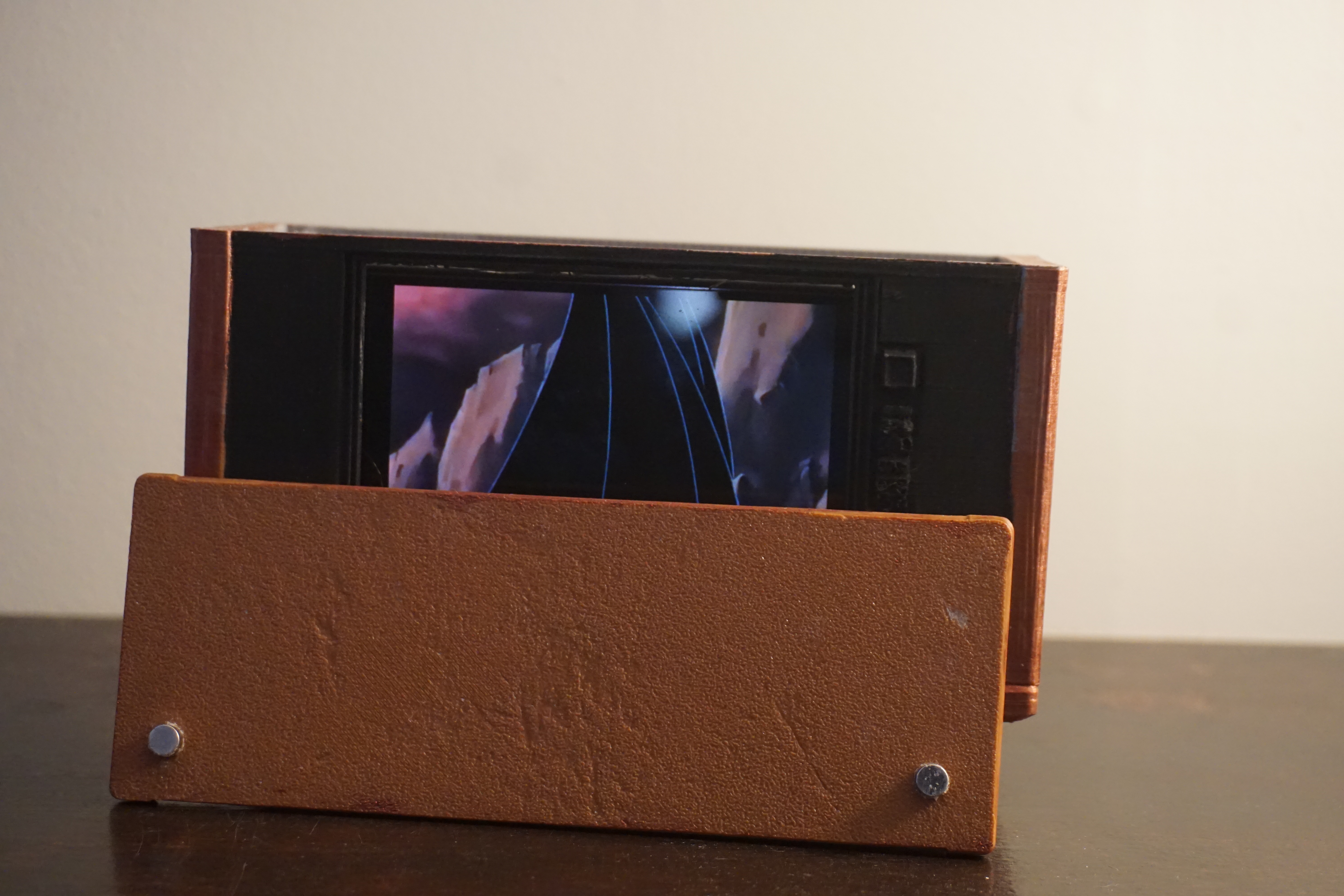 1980's Console TV desktop cell phone holder — miniatura 7