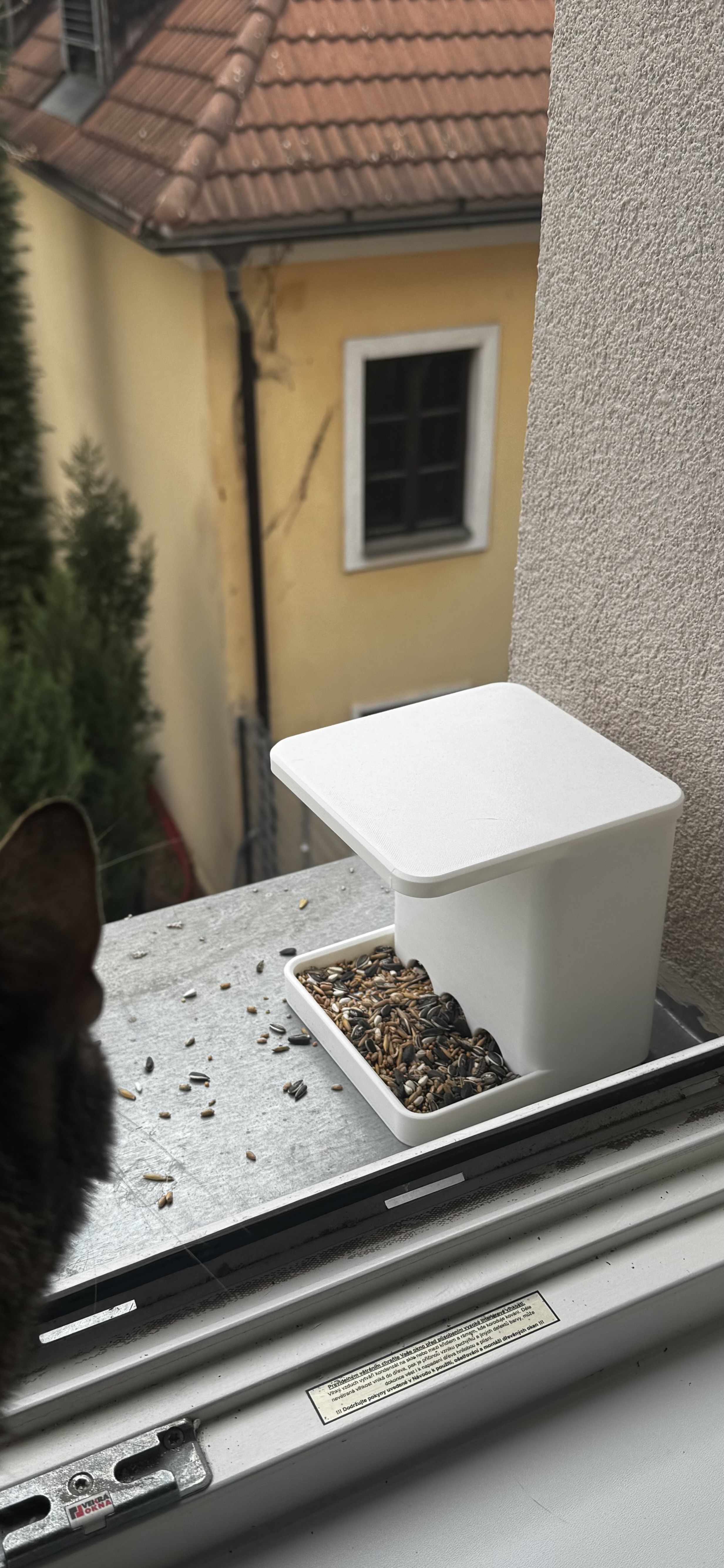 Simplistic Gravity Fed Bird Feeder with a Lid