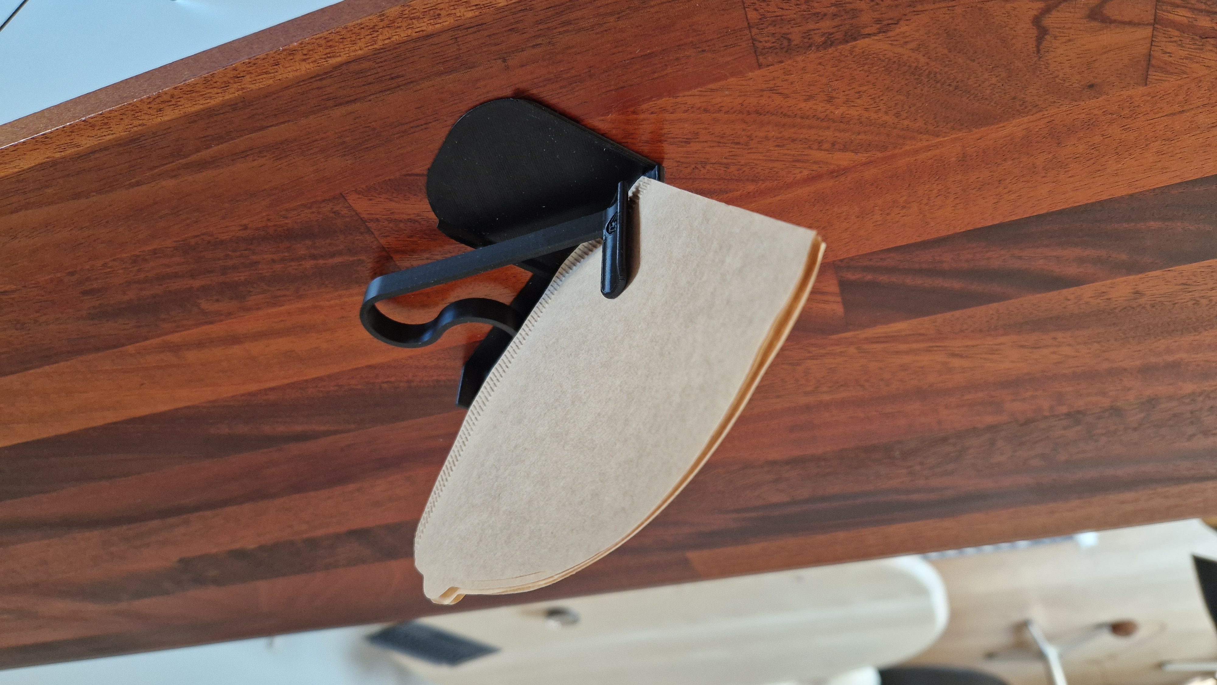 Minimalistic coffee filter holder with clamping function.