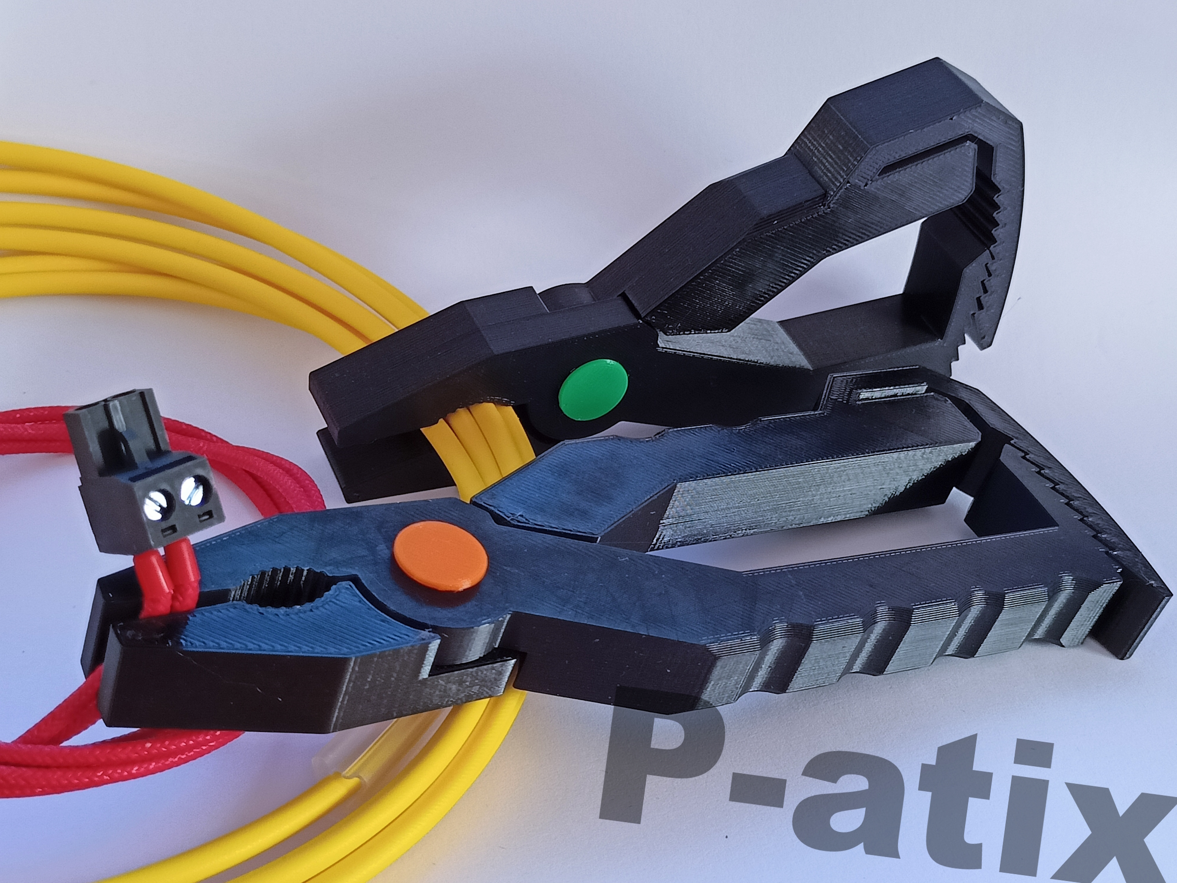 Self-locking pliers