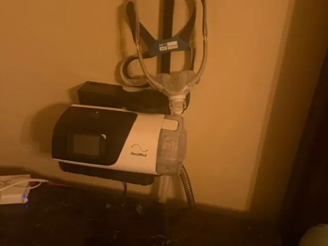 Airsense 11 CPAP machine wall bracket with Strong hooks and holder for mouth piece optimized for ASA