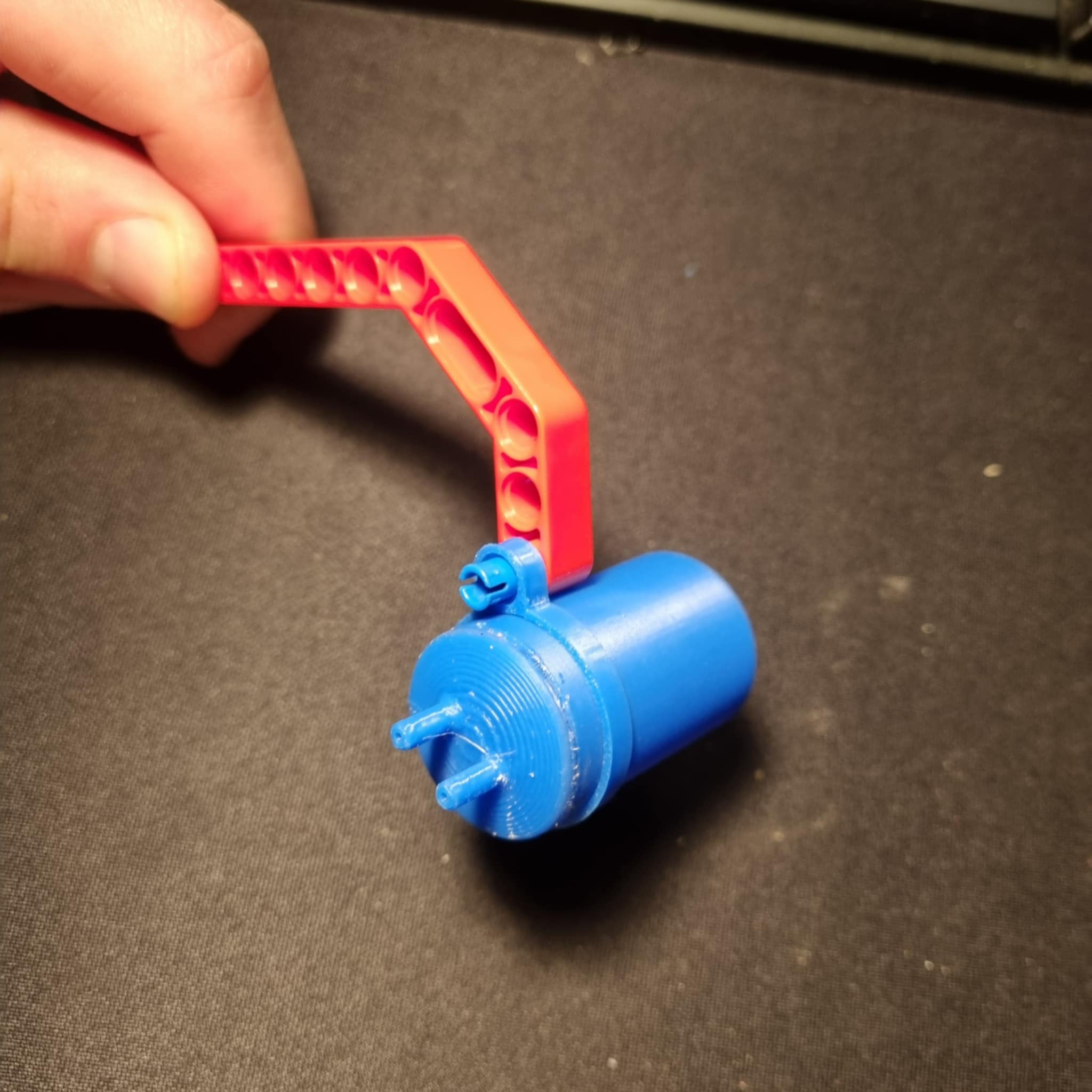 Lego Technic pneumatic tank with holder