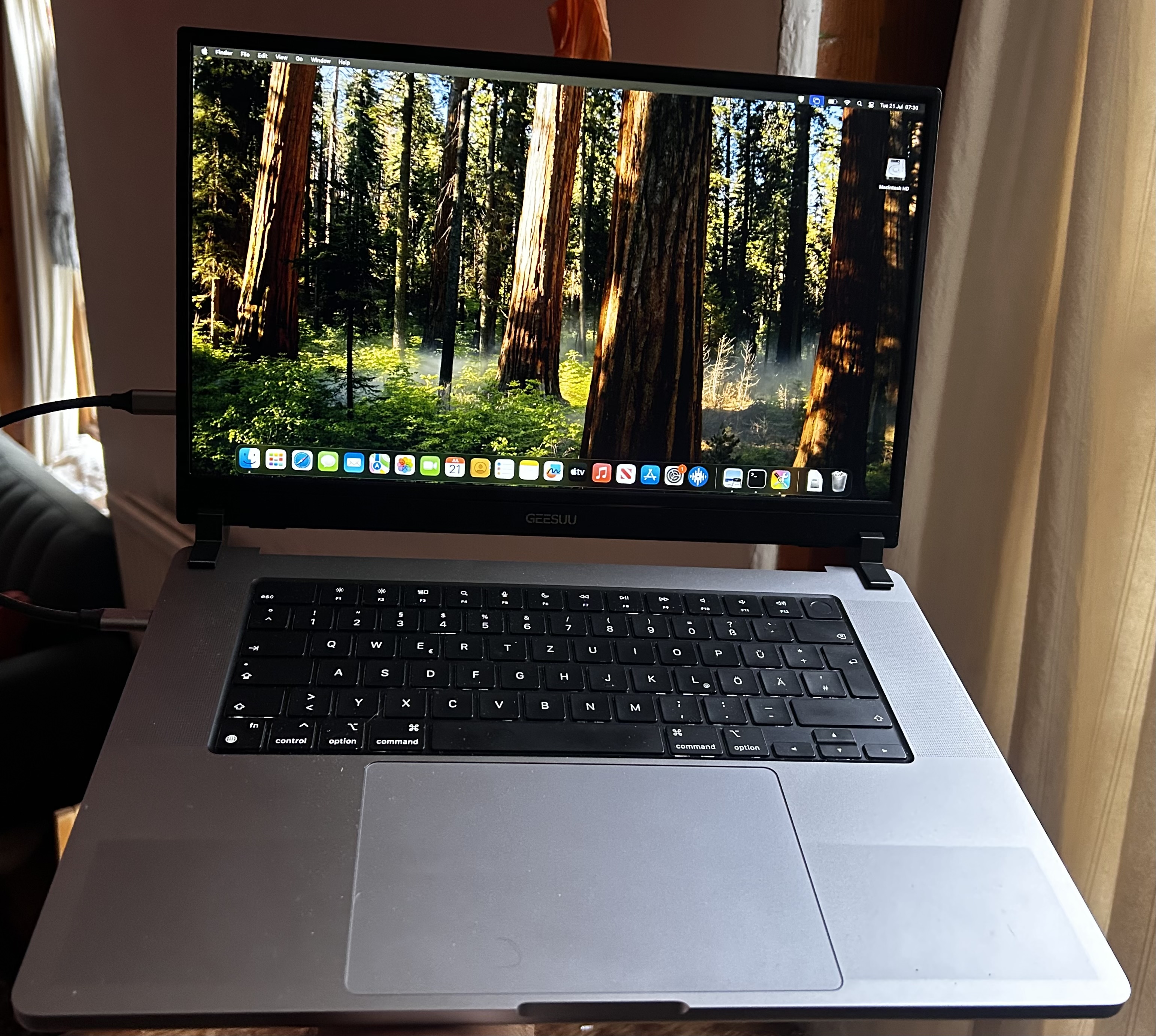 Headless MacBook Pro 14” & 16” USB-C Screen Hinge Clamp