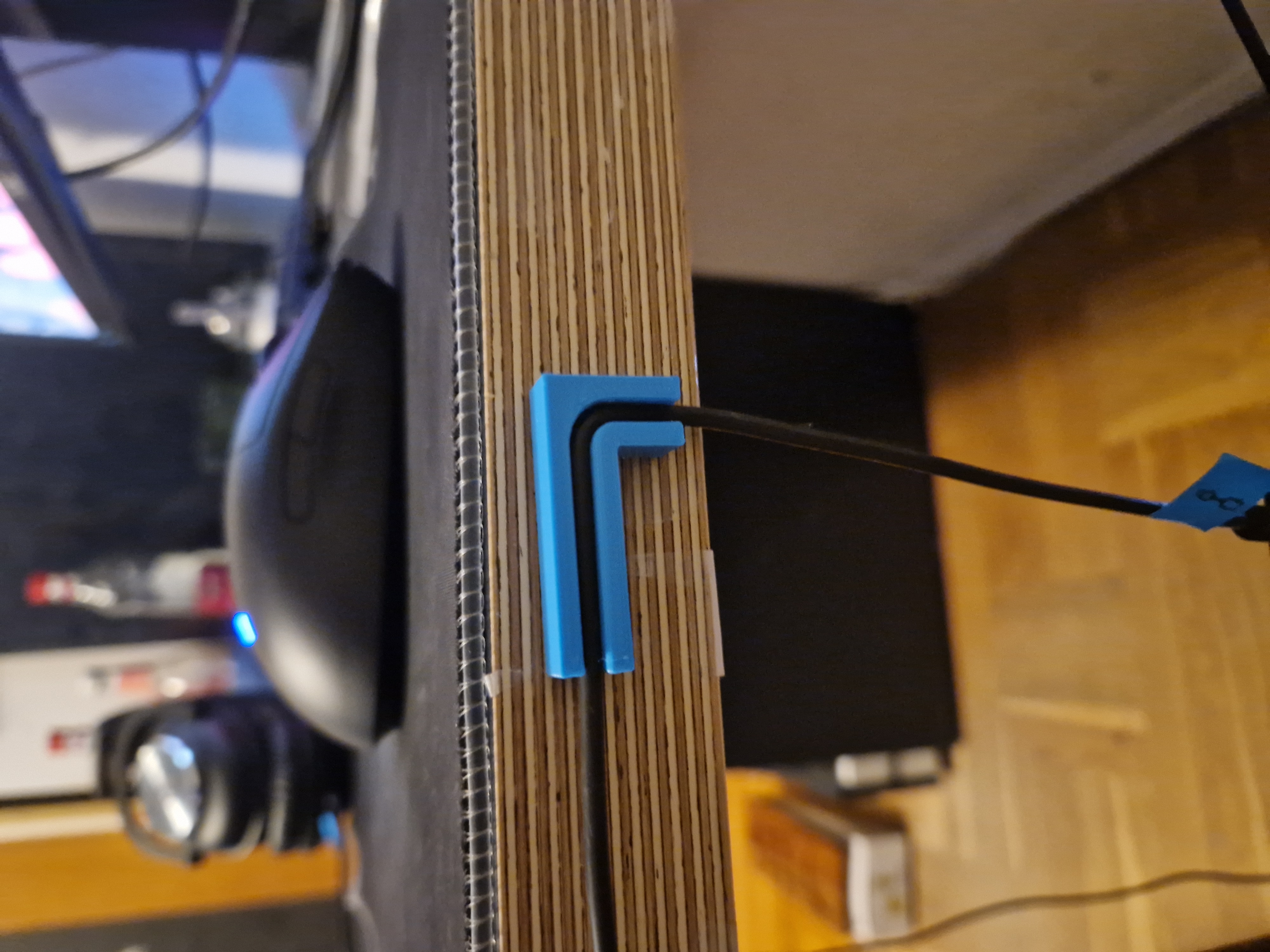 90° Cable Clip – Desk Edge Cable Management (3 mm slot)