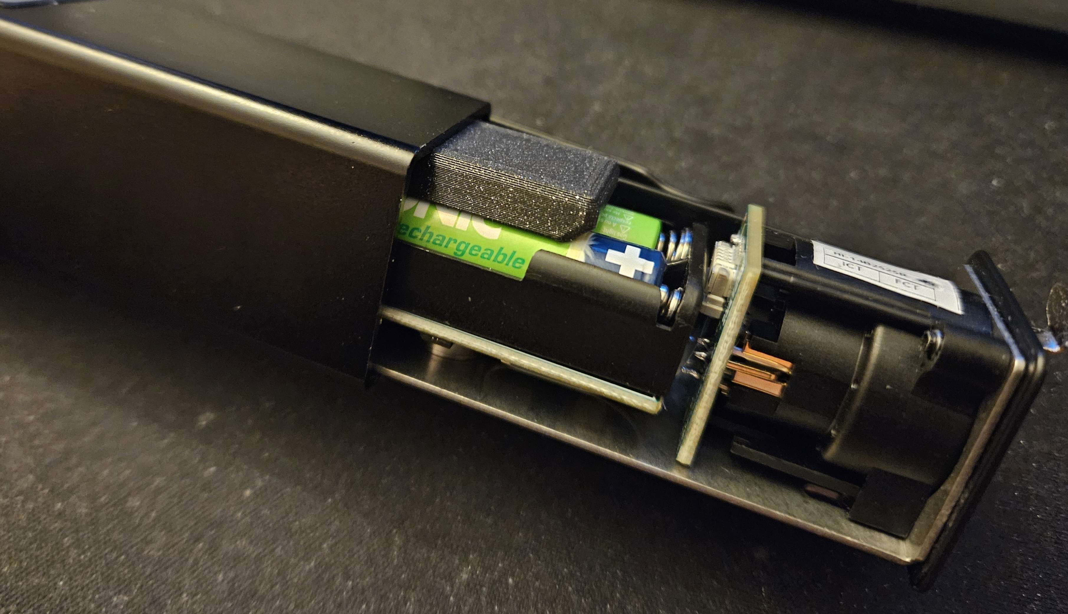 Behringer Powerplay P2 battery lock insert