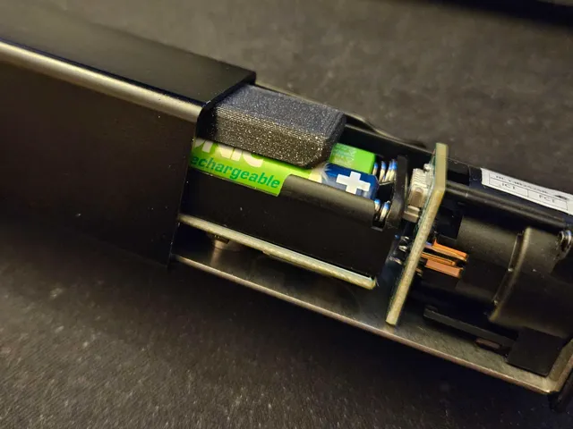 Behringer Powerplay P2 battery lock insert