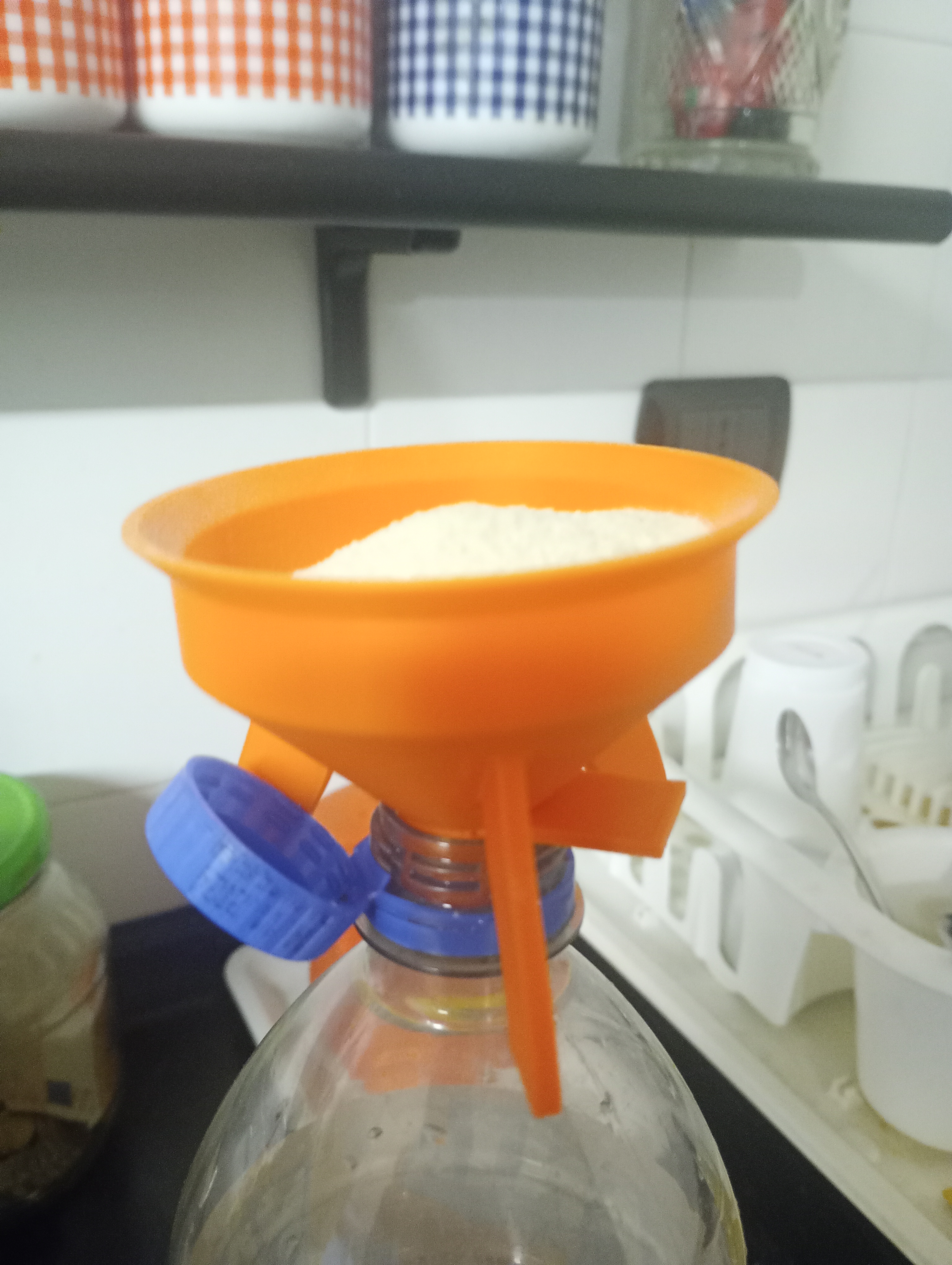Ice tea funnel-dispenser