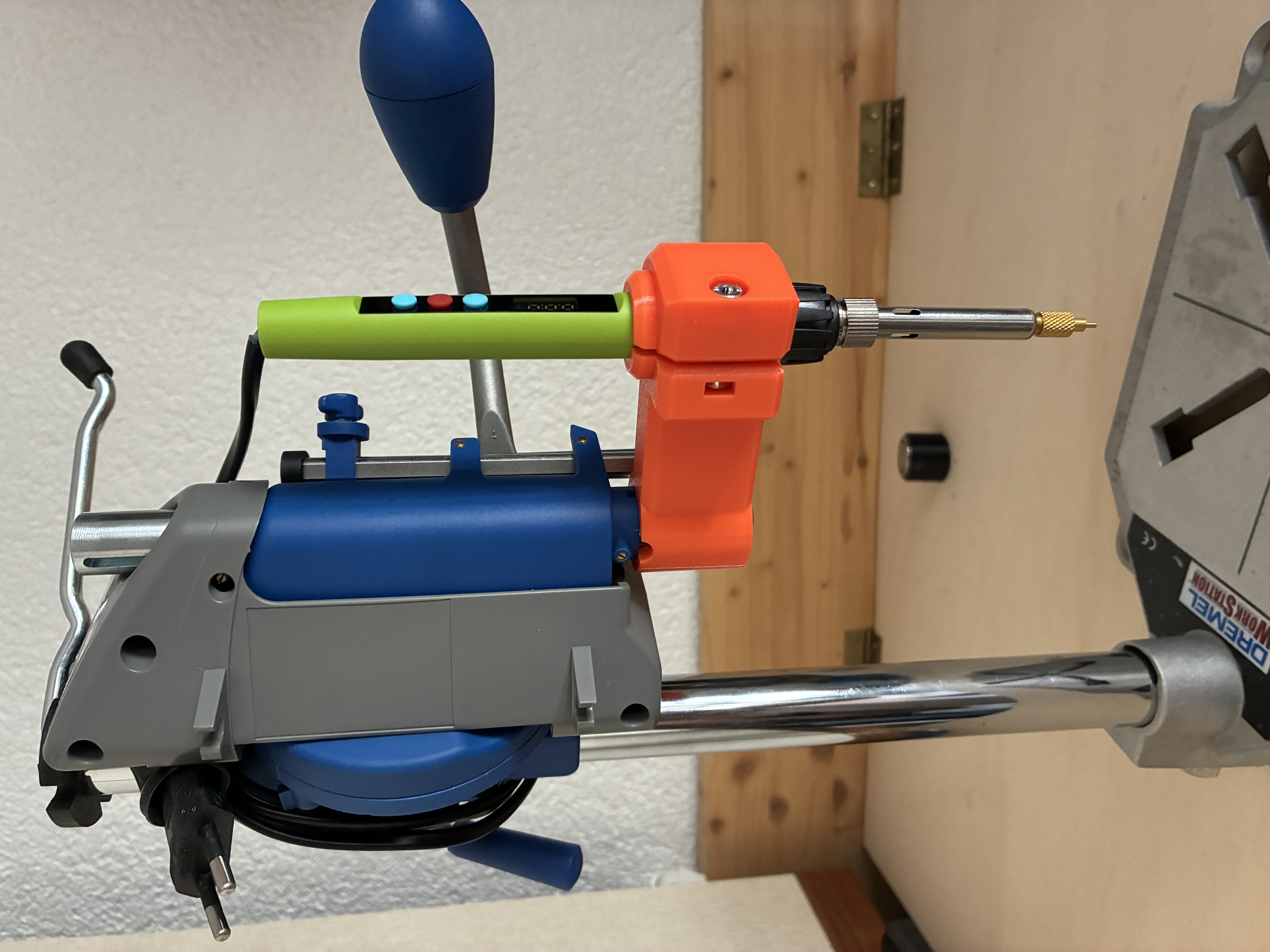 Lötkolben-Aufnahme im Dremel-Ständer zum Einsetzen von 3D-Gewindeeinsätzen