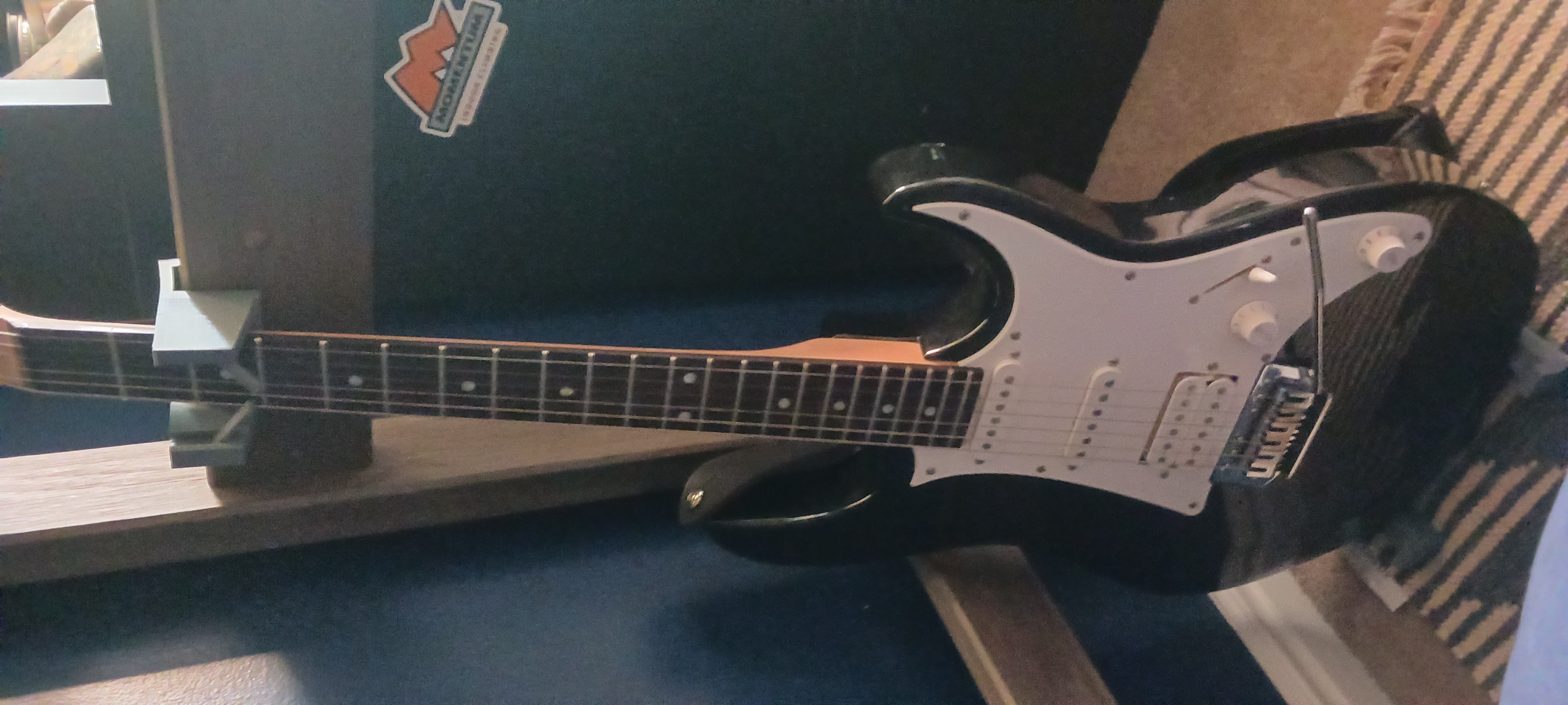 Electric guitar stand with neck support