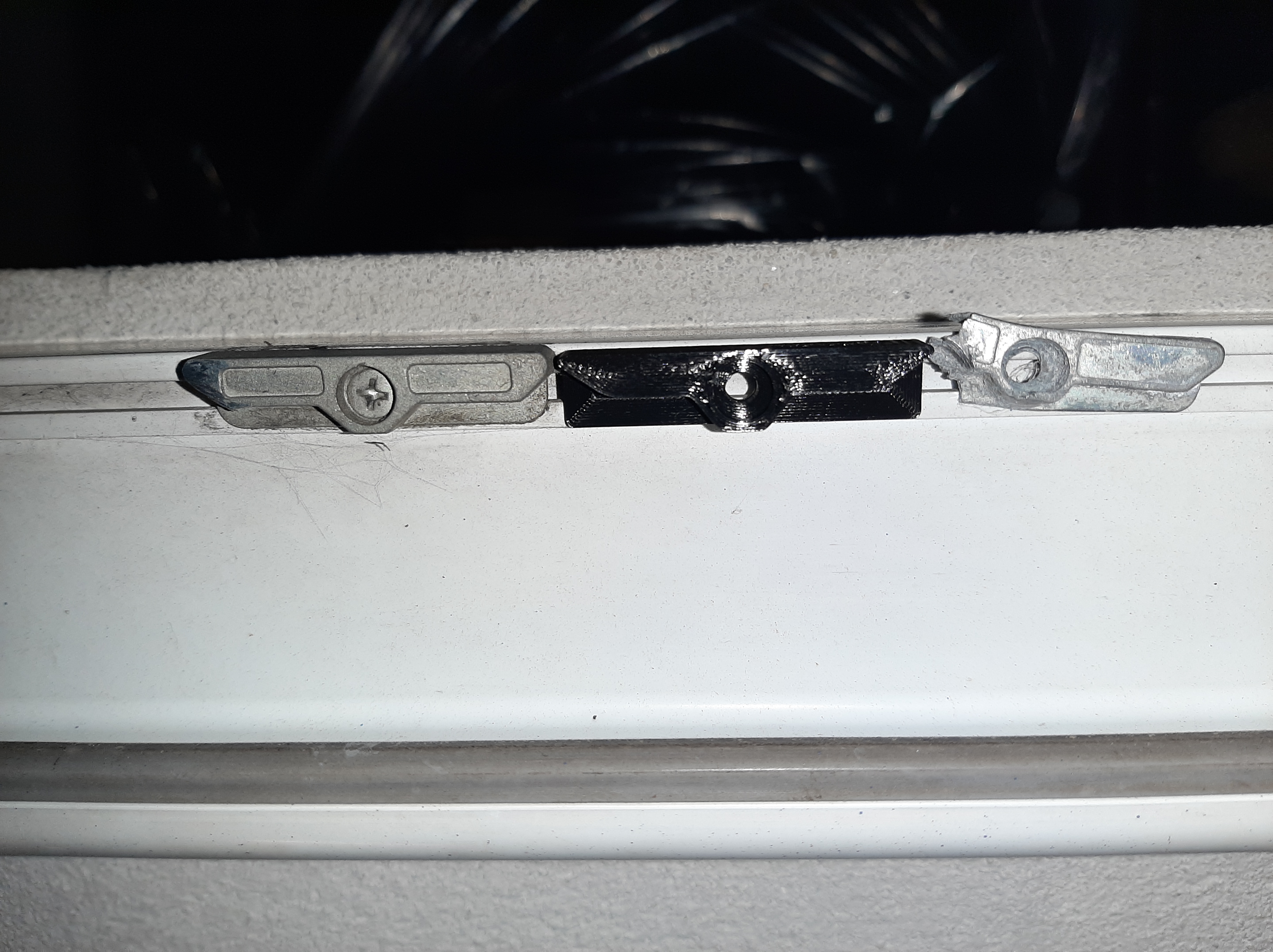 Door locking — thumbnail 4