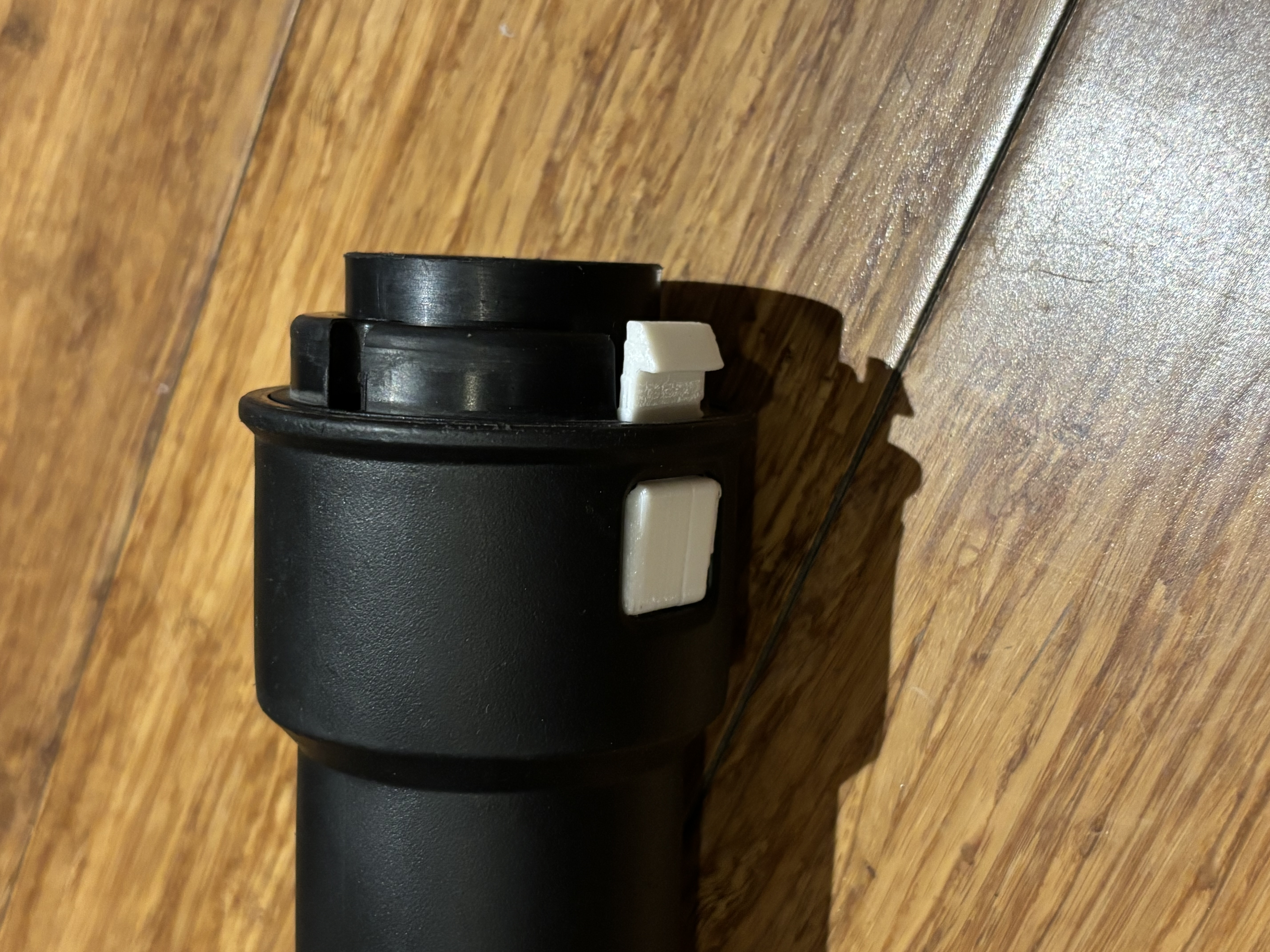Bennett Read Wet & Dry vacuum cleaner hose attachment clip