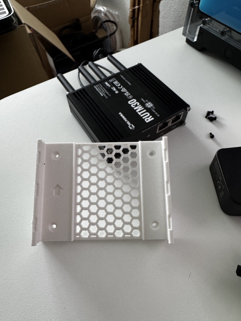 Teltonika RUTM30 DIN rail mount