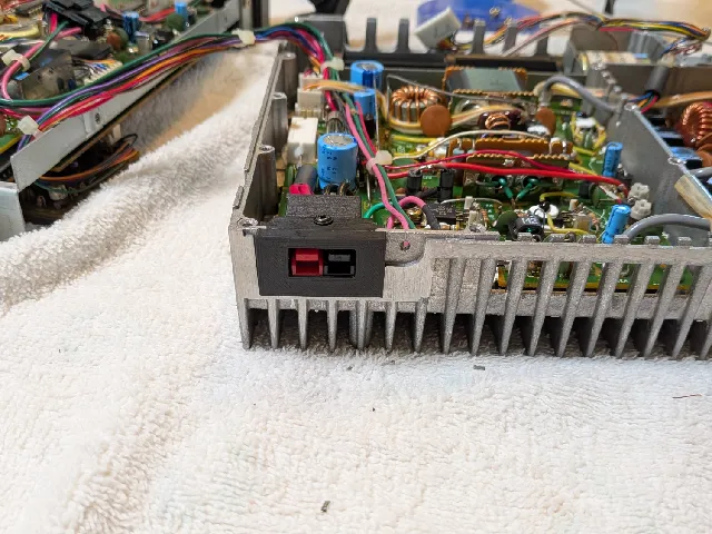 Icom IC-725 power inlet to PowerPole conversion mounting block