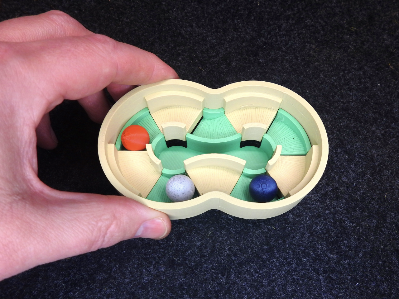 Miniatura 2 do modelo 3D Hand rotating marble run