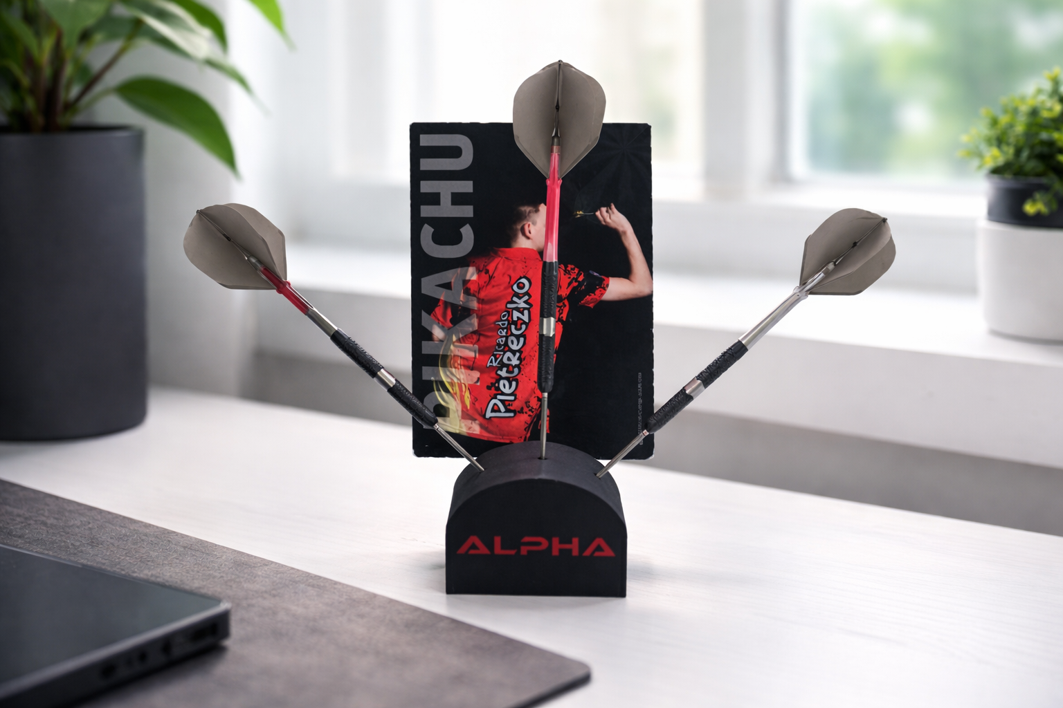 Dart Halter mit Karten-Slot & Standfuß (3 Darts Display) 3D model