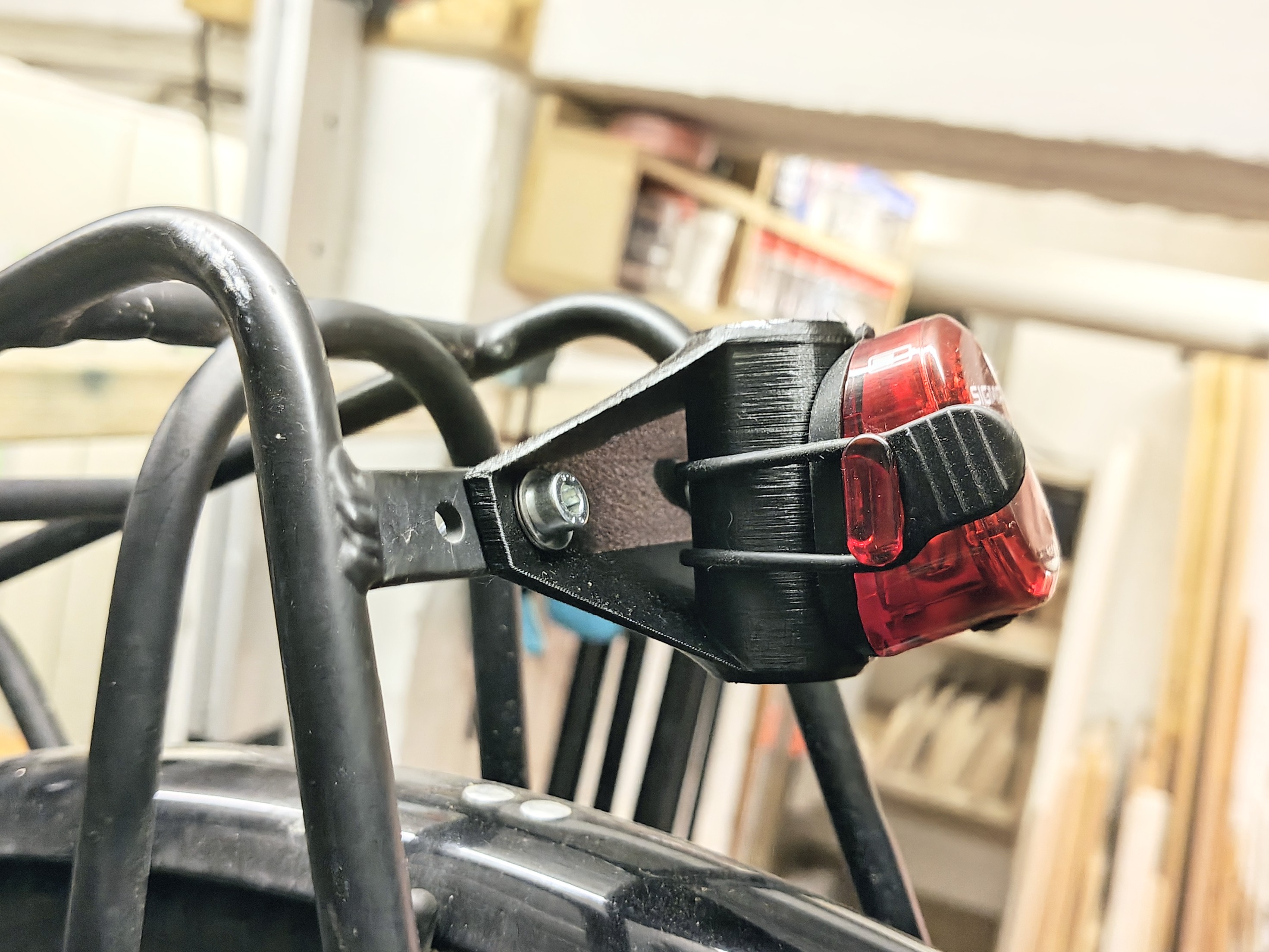Bicycle rear light adapter from seat post mounted to luggage rack