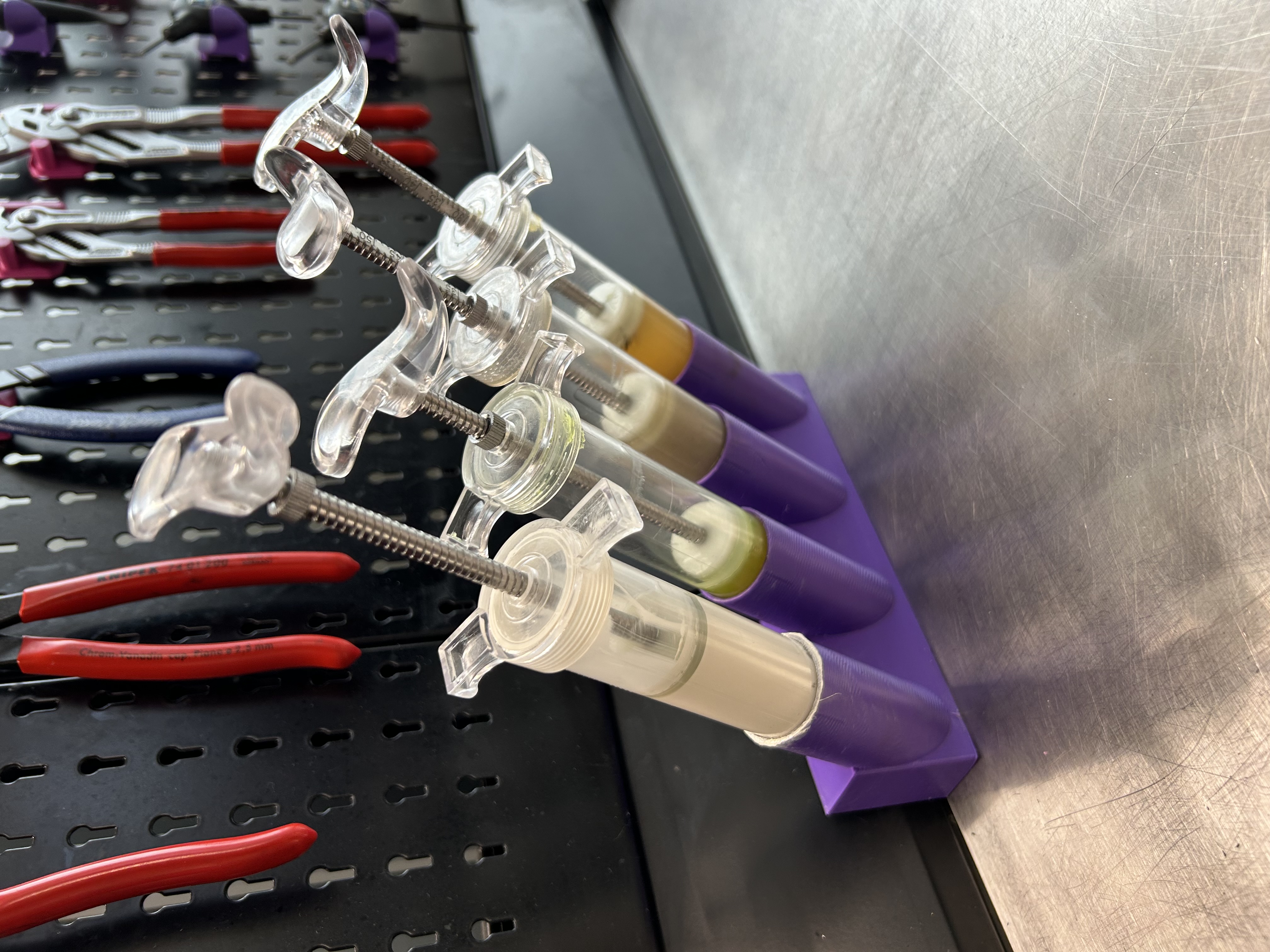 50ml syringe holder with magnetic inserts