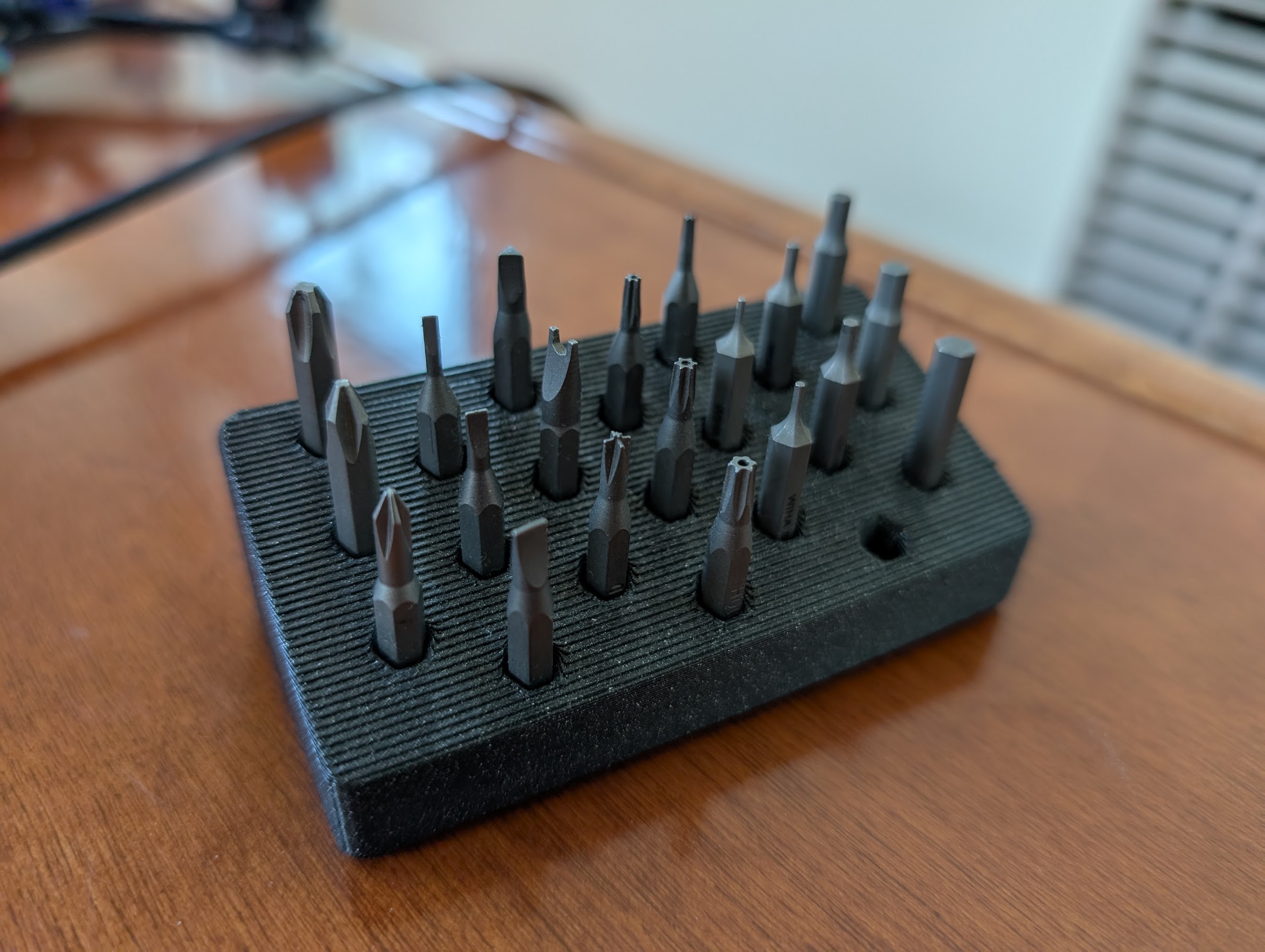 benchtop holder for ready access to 4mm shank driver bits