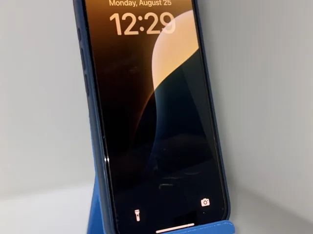 A simple mobile stand for the iPhone 15, 16 - V1