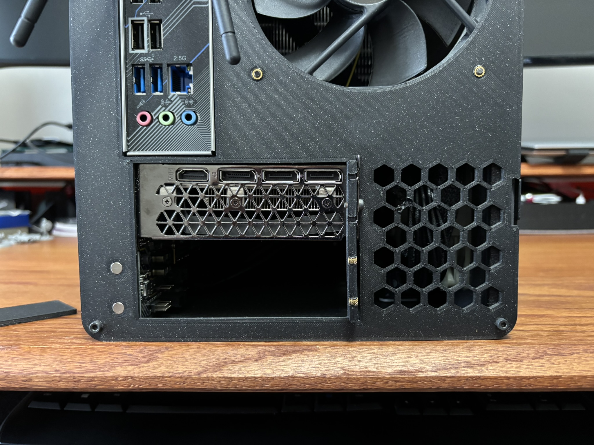 Miniatura 8 do modelo 3D Compact mATX Computer Case (20.6 Liter)