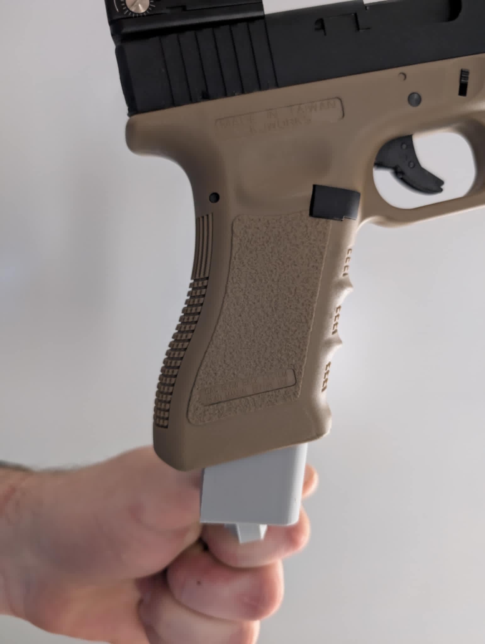 HSW glock17 mag with hook-to-empty