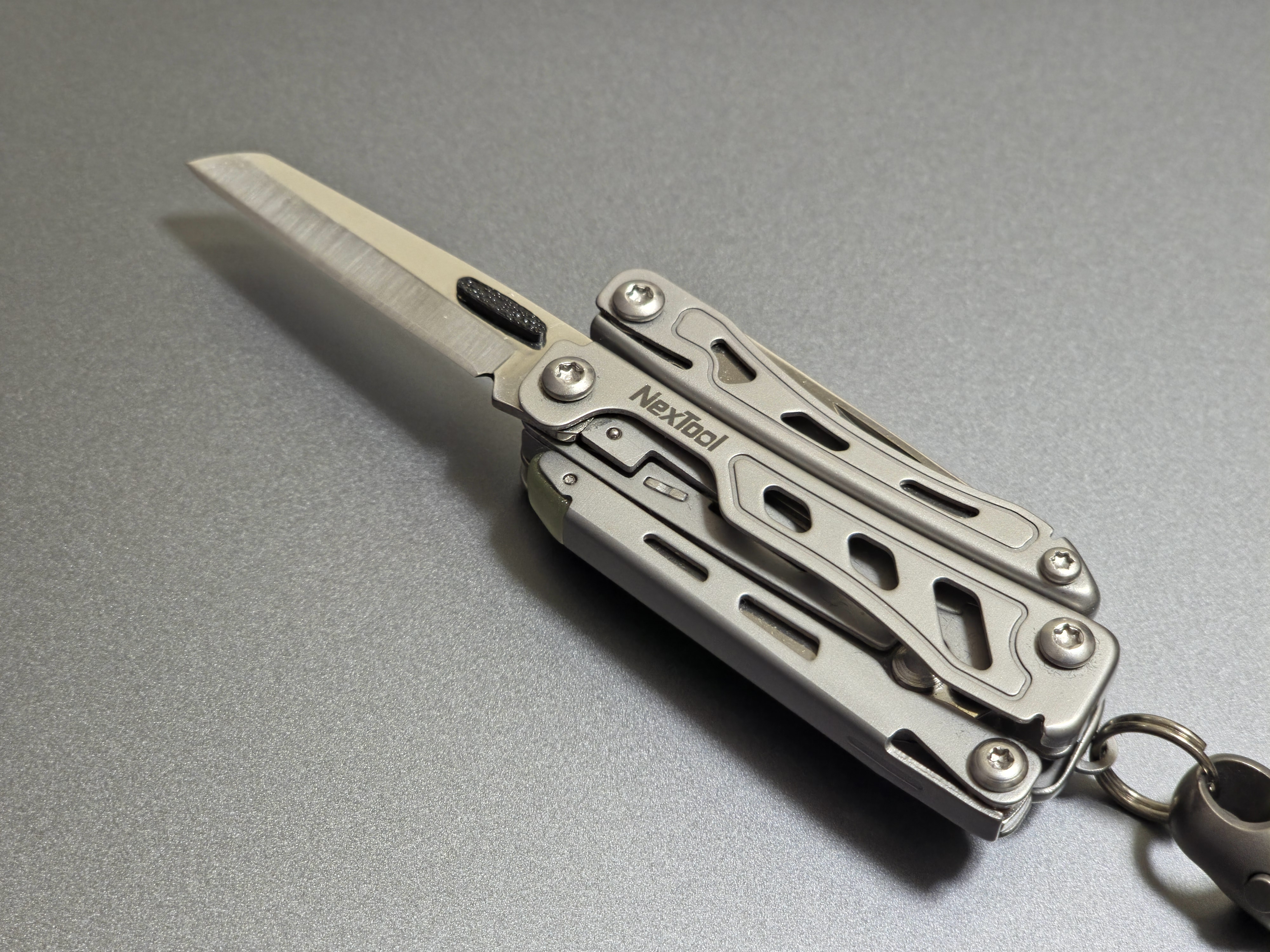 NexTool Mini Flagship F12 – One-Hand Opening Thumb Stud