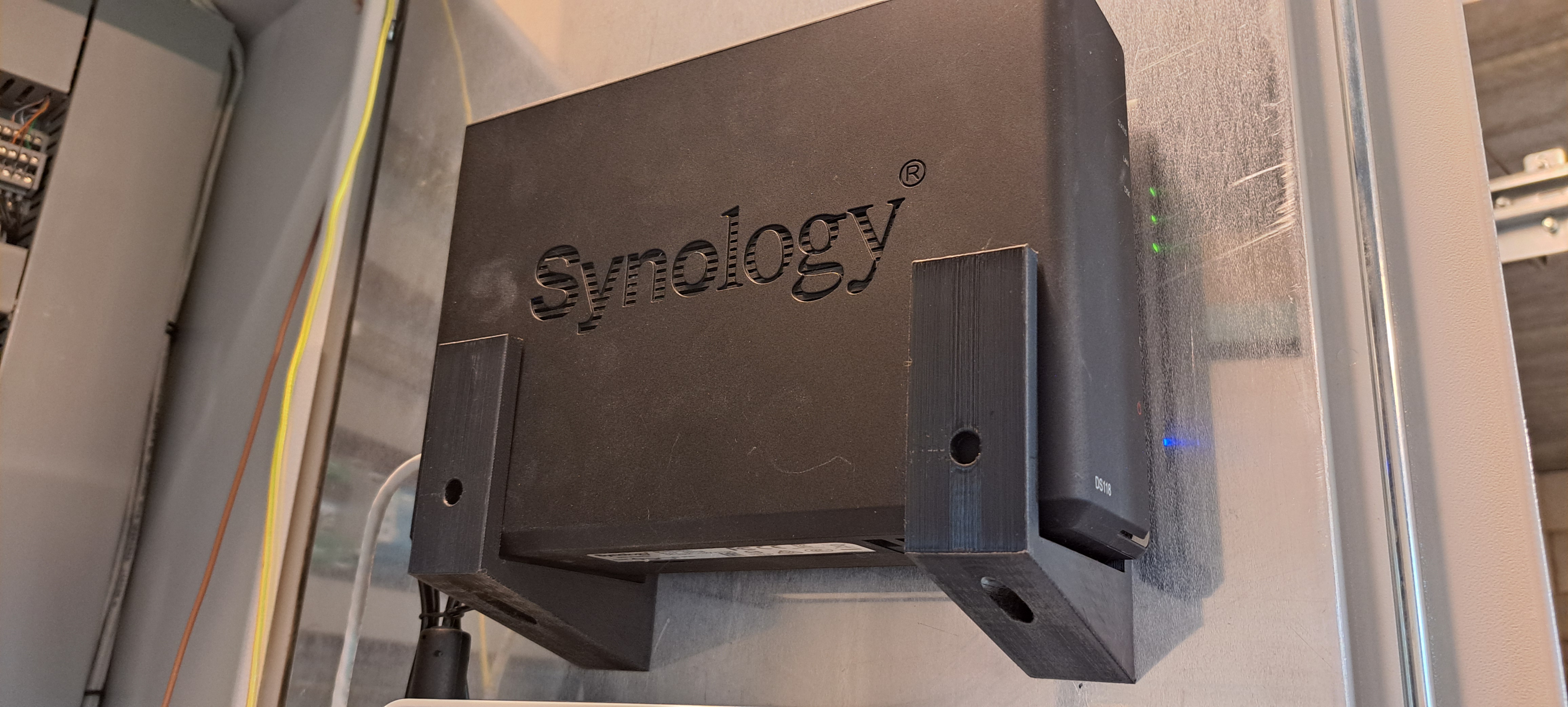 Synology DS118 wall mount