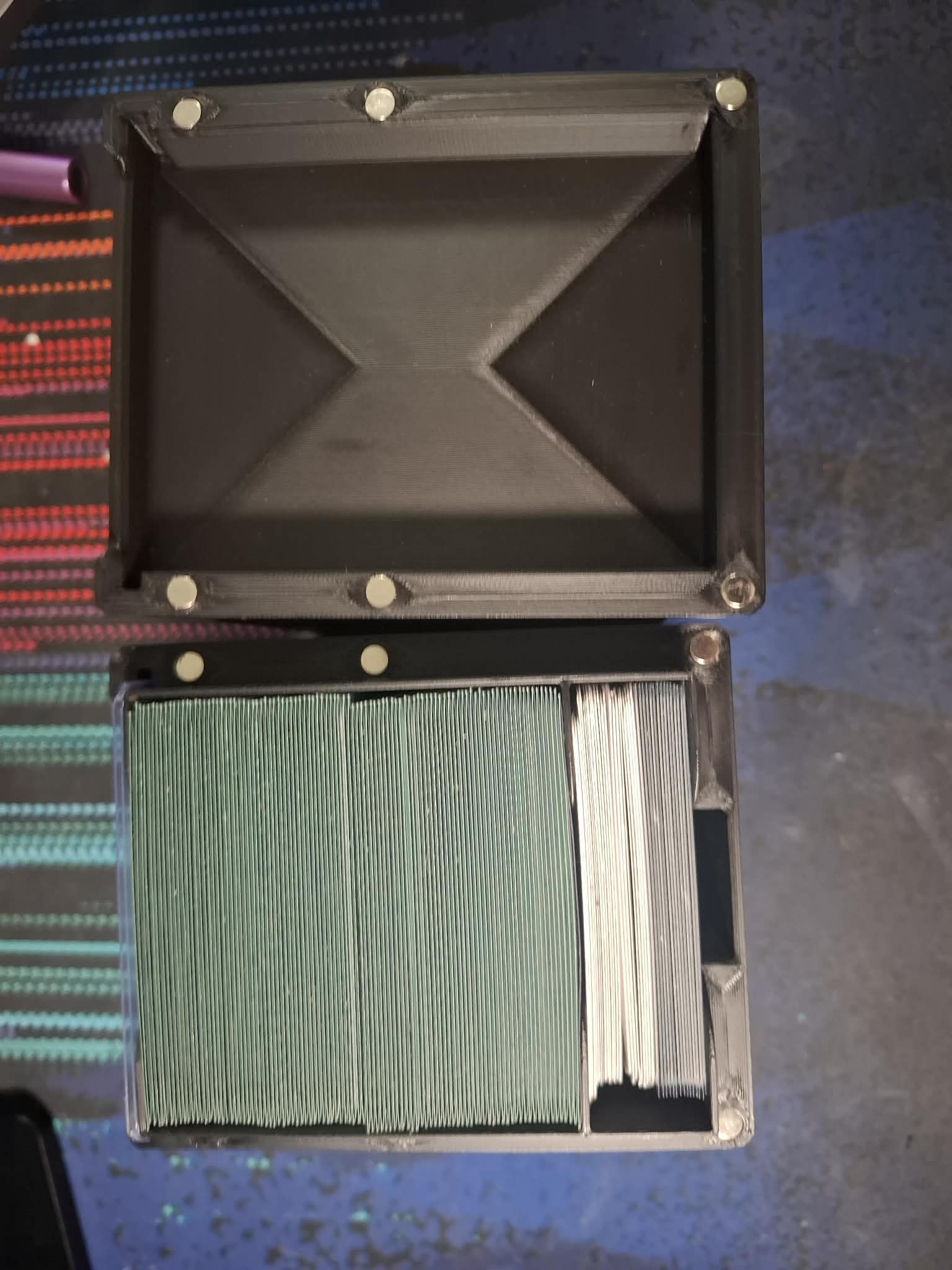 Magentic Deck Box 100 cards with Tokens.