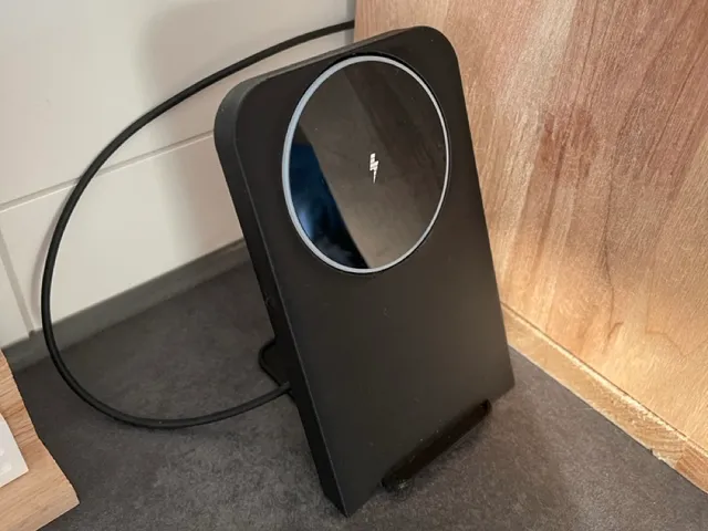 Minimalist iPhone Stand with MagSafe Charger Slot
