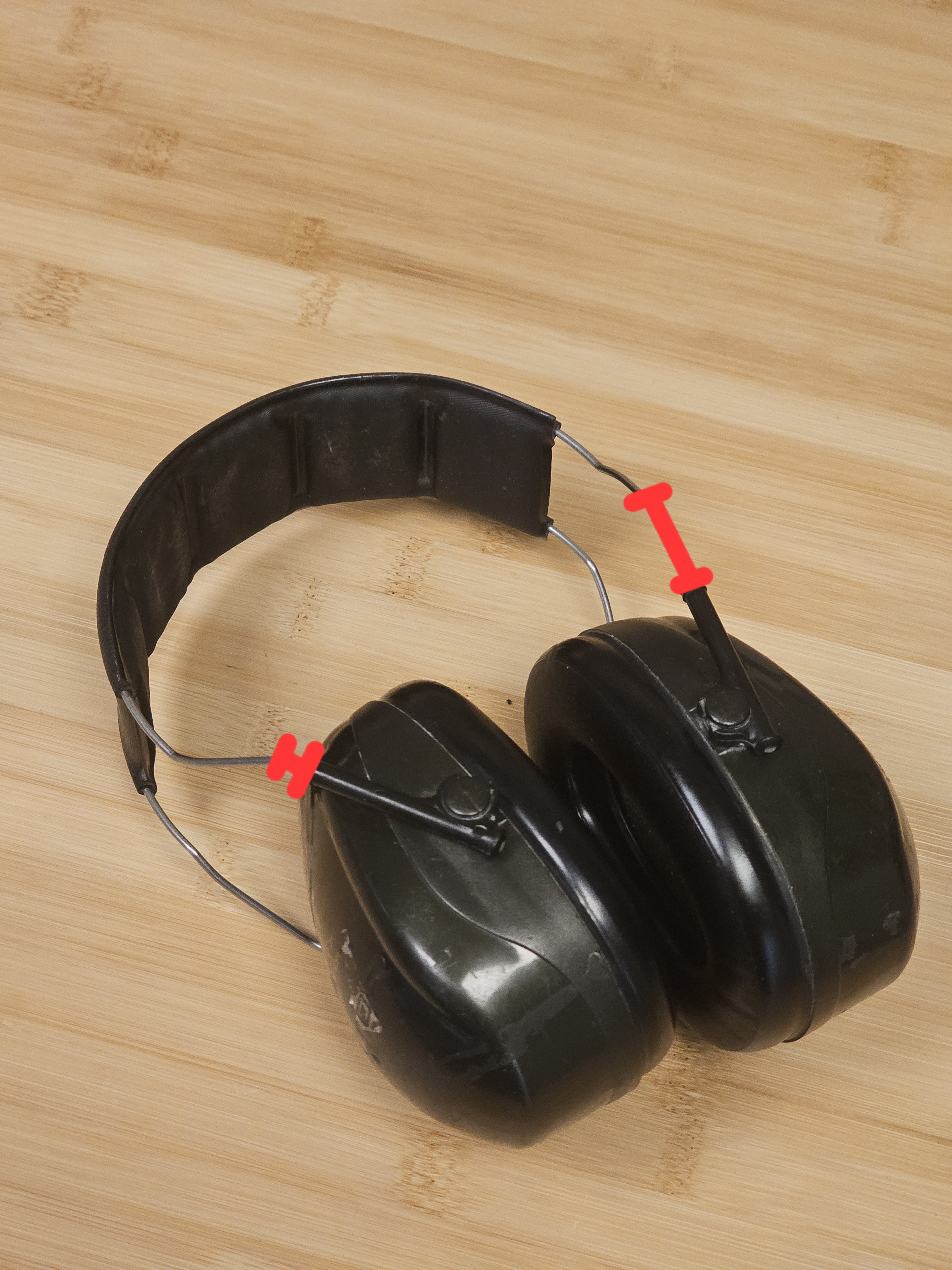 Adjustment clip for hearing protectors; Distanční trubička pro ochranná sluchátka