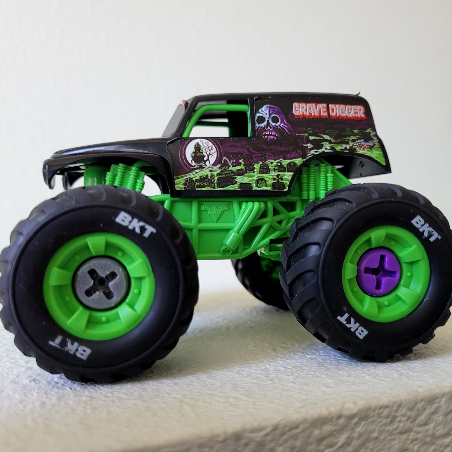 Grave Digger Monster Truck BKT Bolt (1:24 Monster Truck)