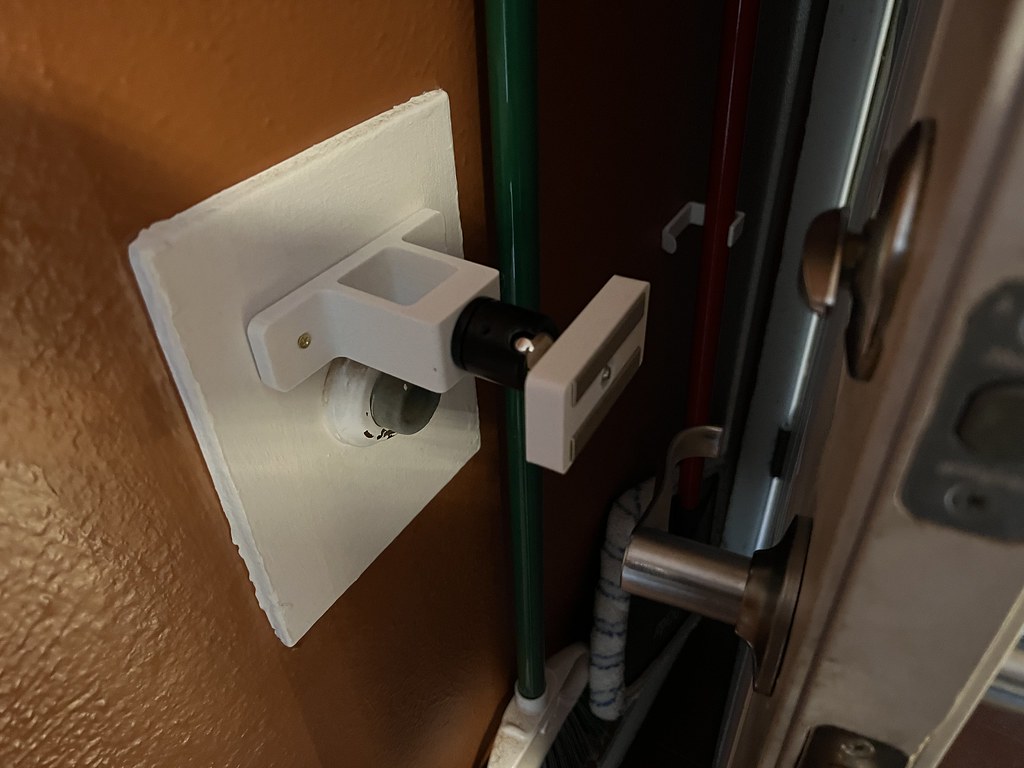 Door catch: ball joint + magnet