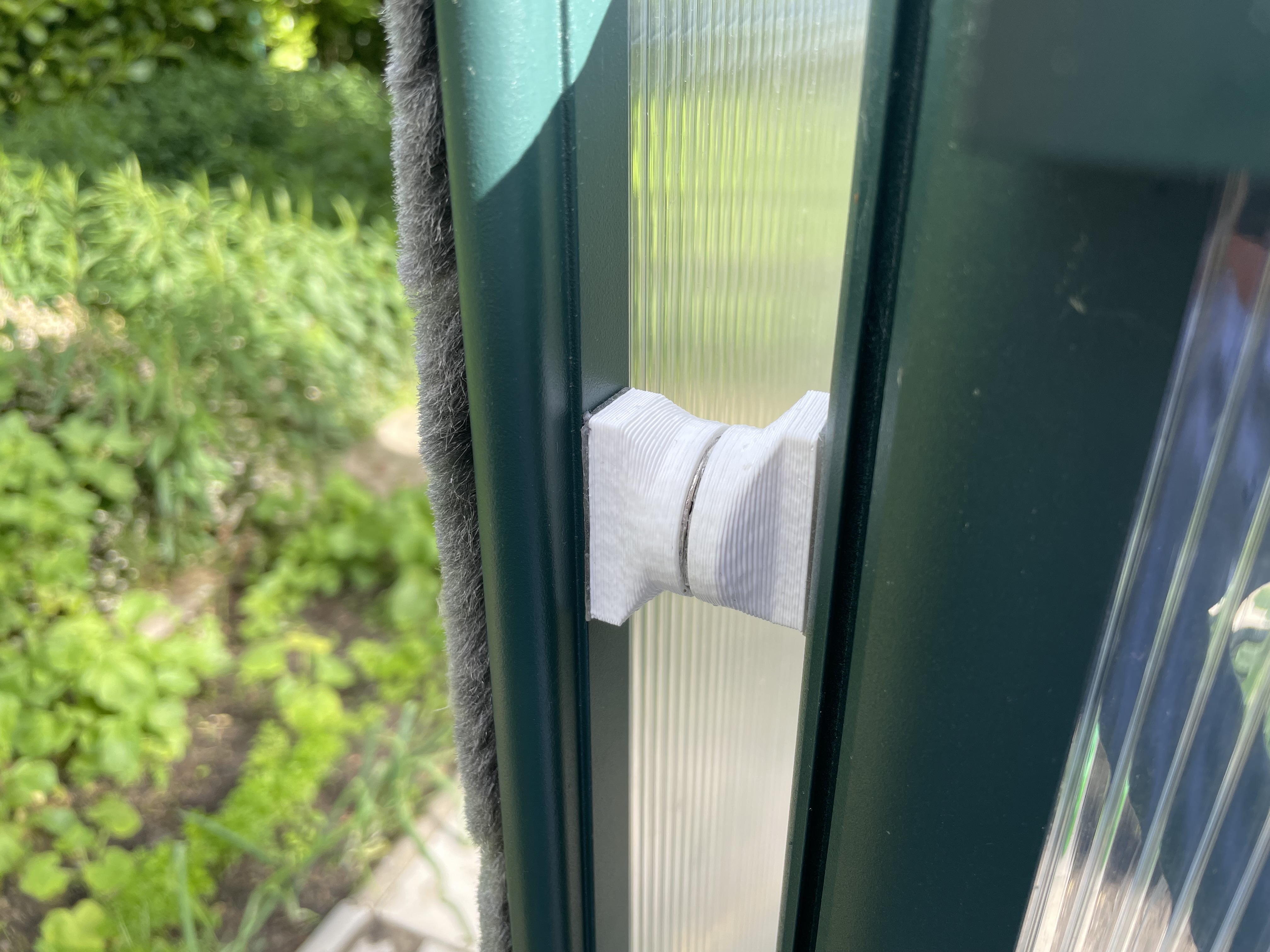 Magnetic holder for fastening a greenhouse door