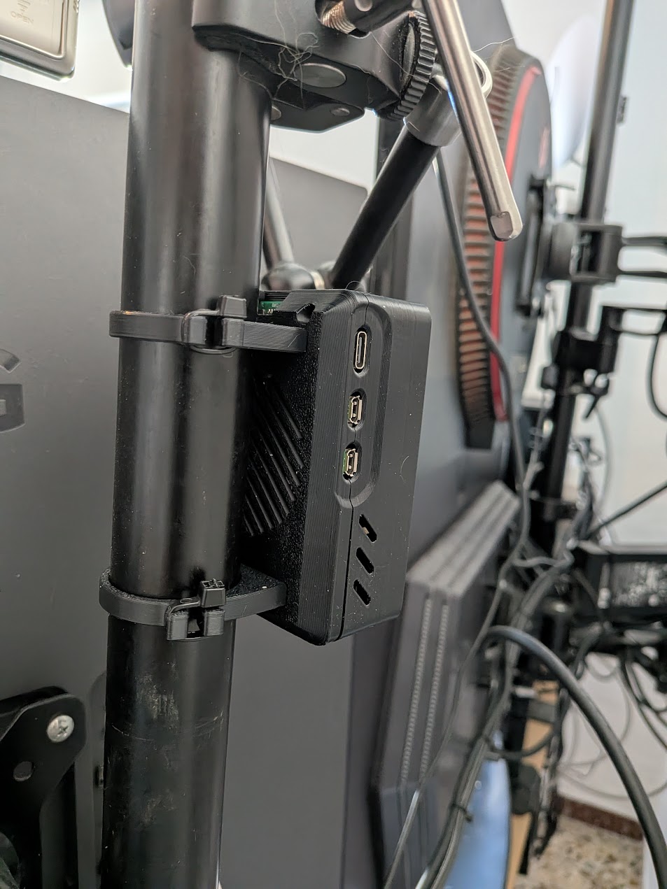 Raspberry Pi 5 NVMe HAT case (snap fit) with 32mm pole adapter
