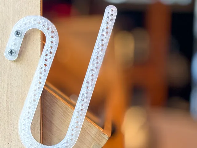 S-hook with honeycomb design for drying soft flask