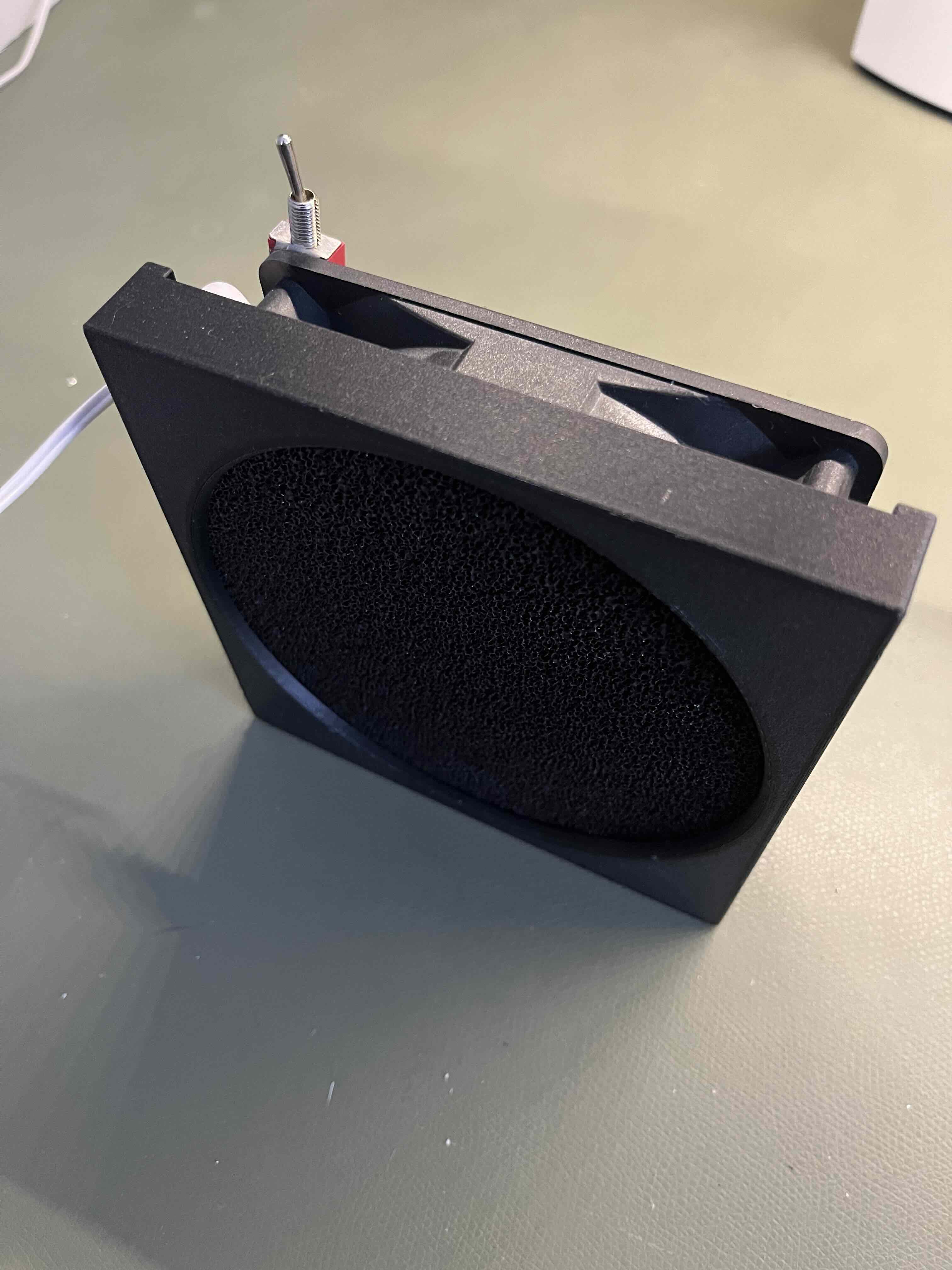 Solder fume extractor