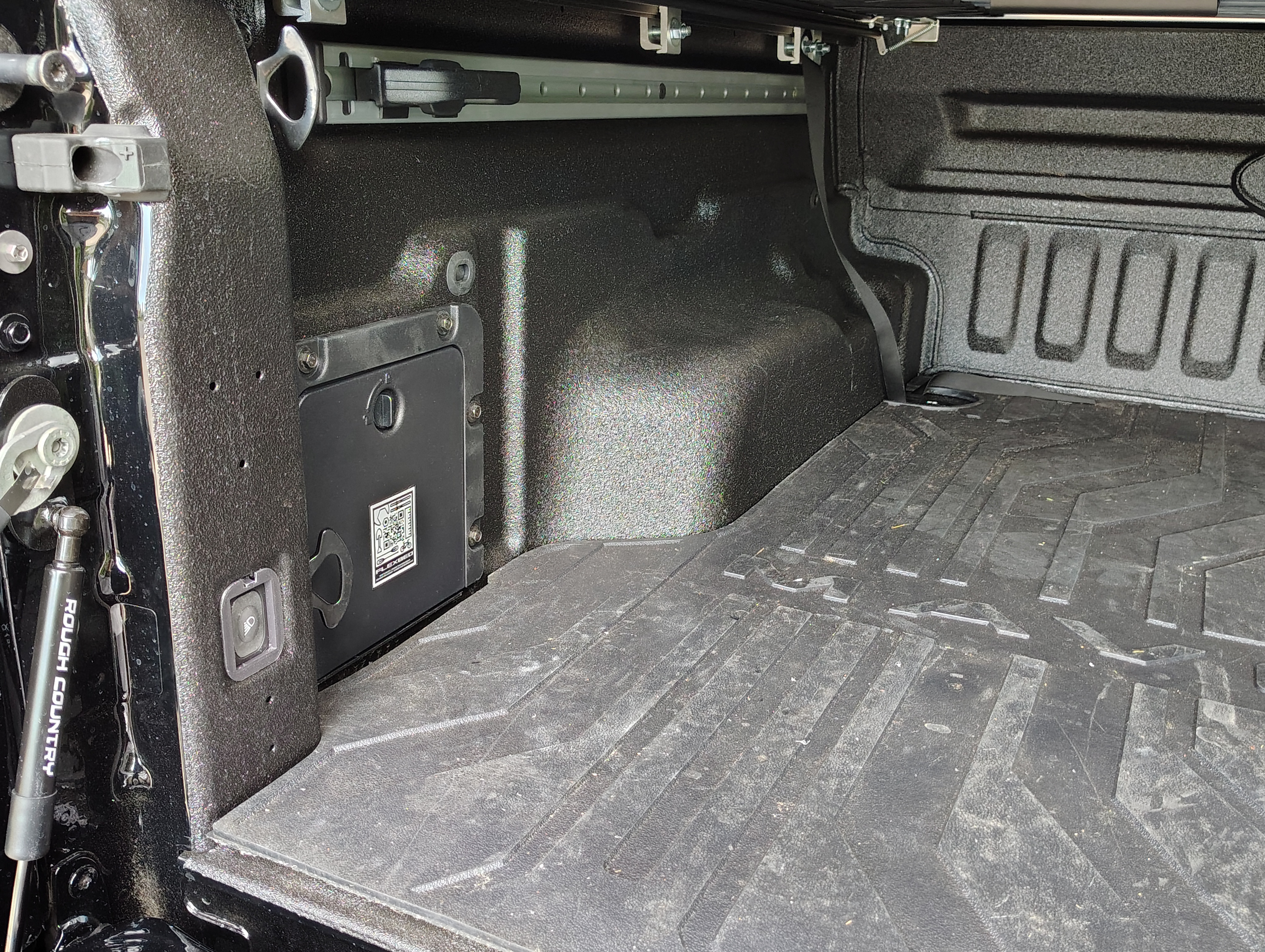 Ford Maverick Recessed Bed Light Switch Mount (Flexbed) — miniatura 2