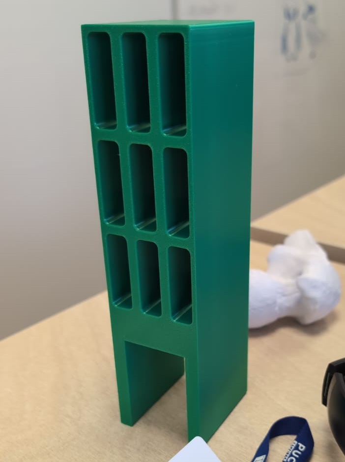 display port to HDMI connector holder array