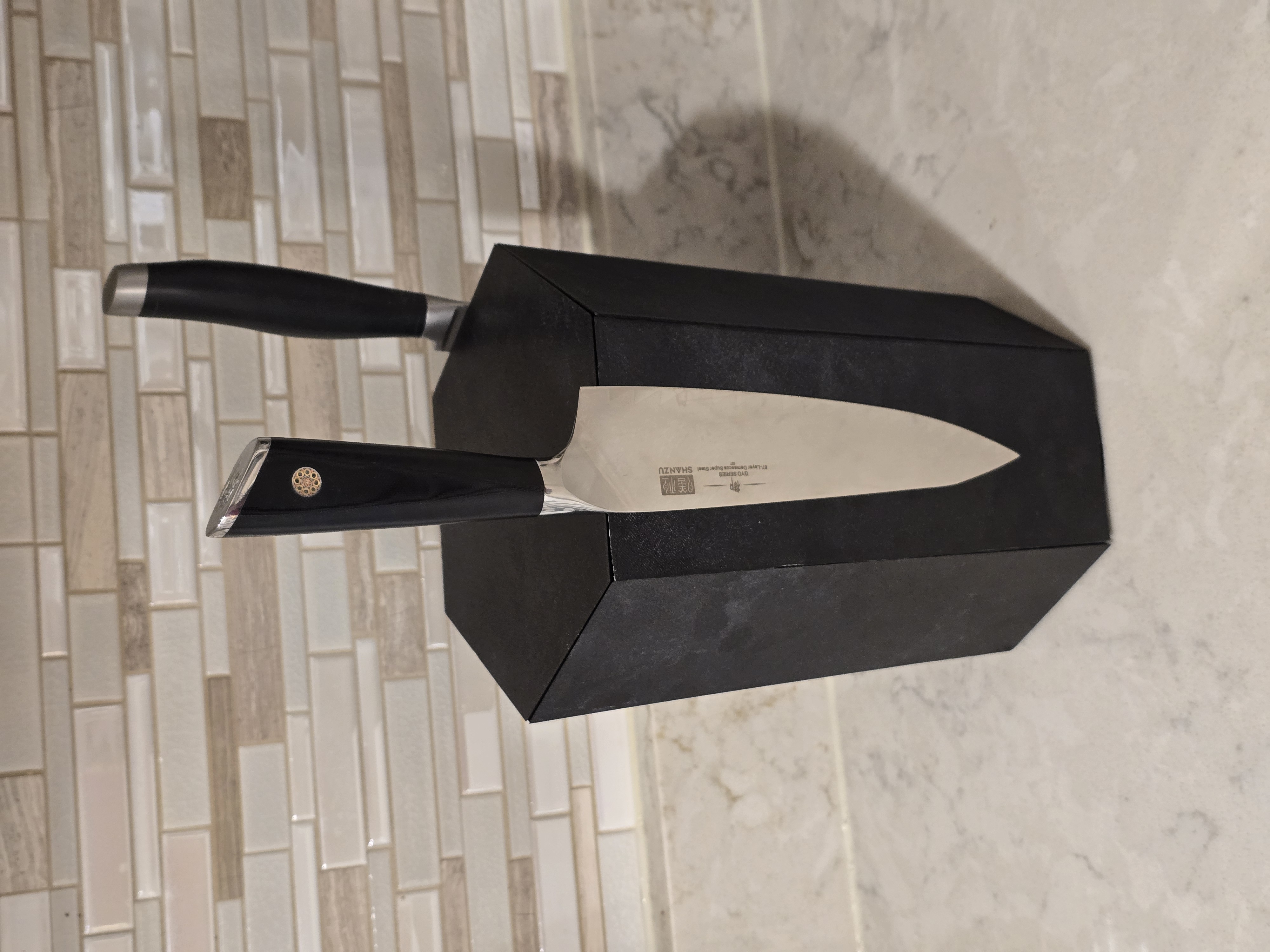 Hexagonal rotating magnetic knife block