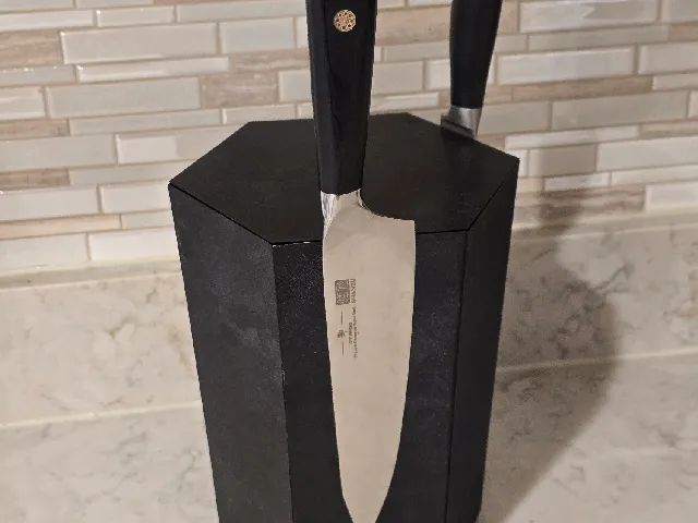 Hexagonal rotating magnetic knife block
