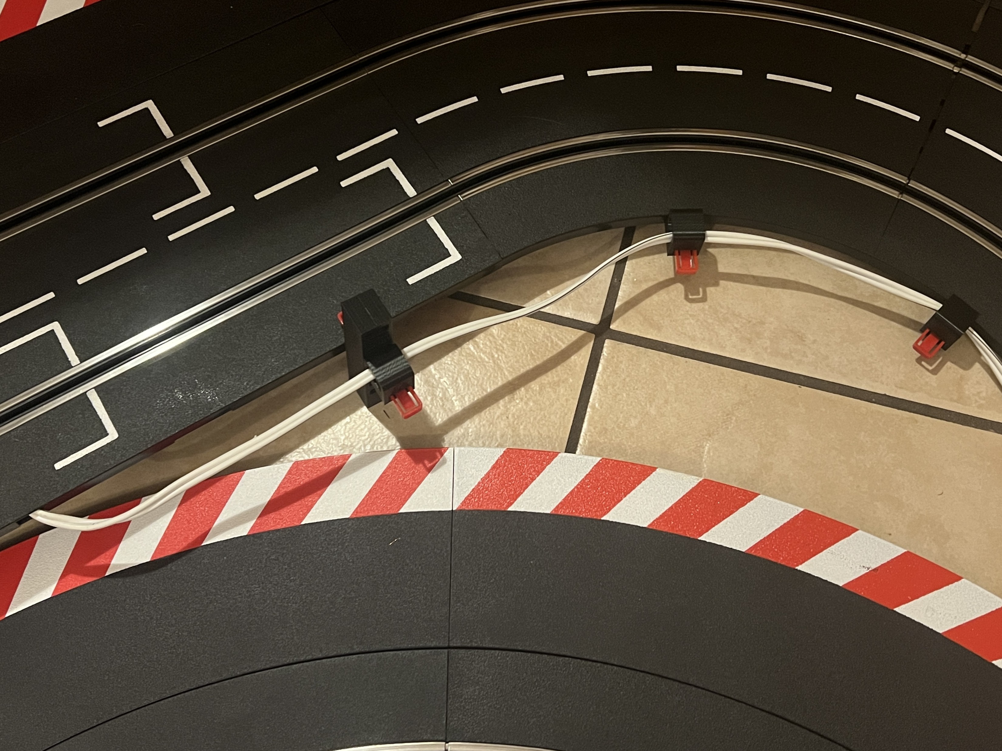 Carrera Bahn 132/124 Schienen - Kabelführung / Carrera track rails – cable routing