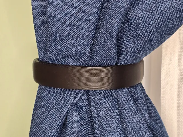 Curtain hook / holder