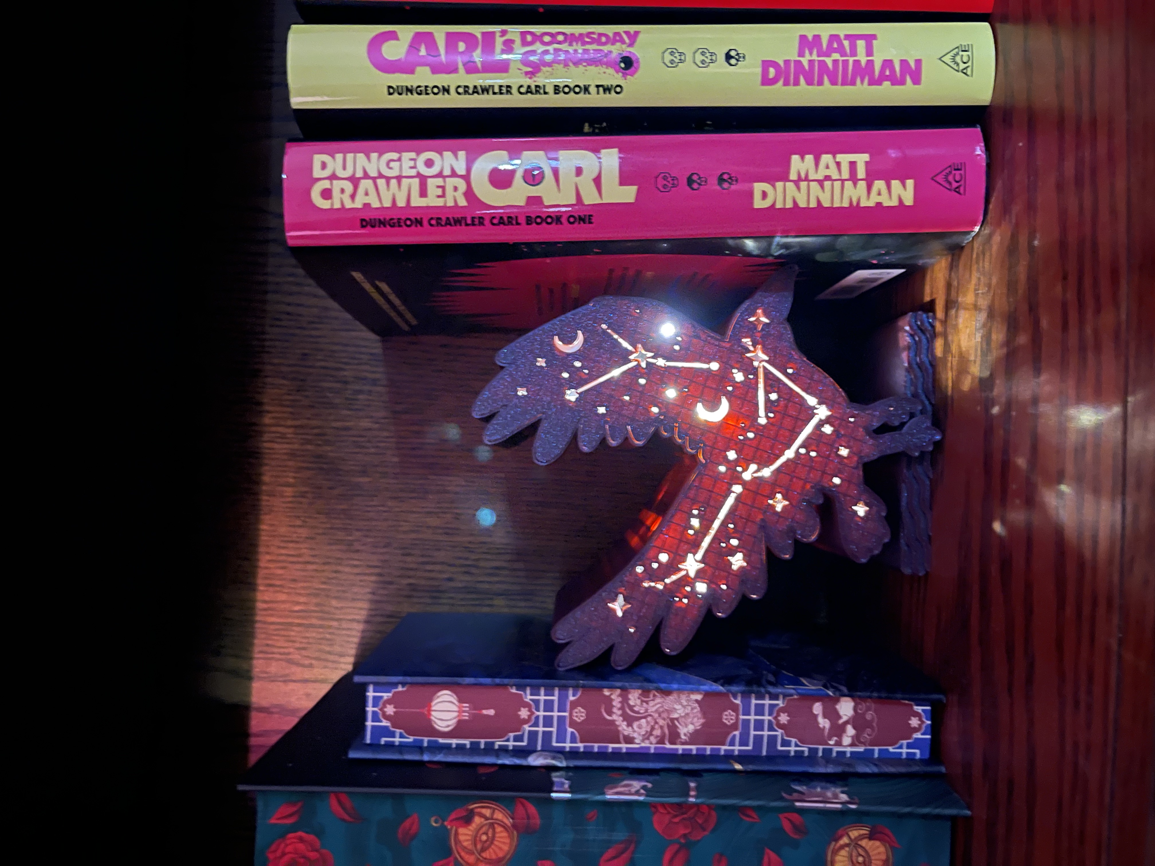 Cosmic Crow – Light-Up Constellation Shelf Display — miniatura 2