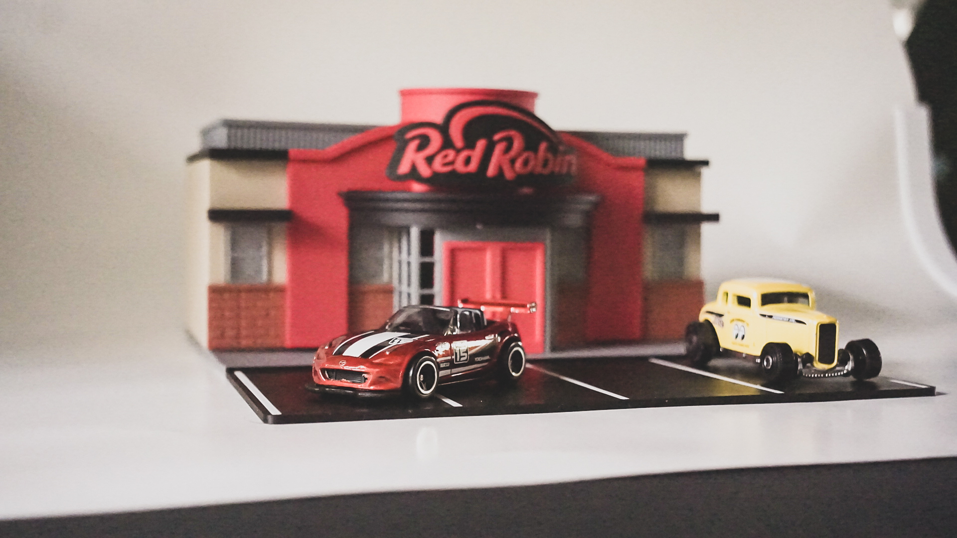 Red Robin Model Set - (1:64 Scale Diorama) — thumbnail 12